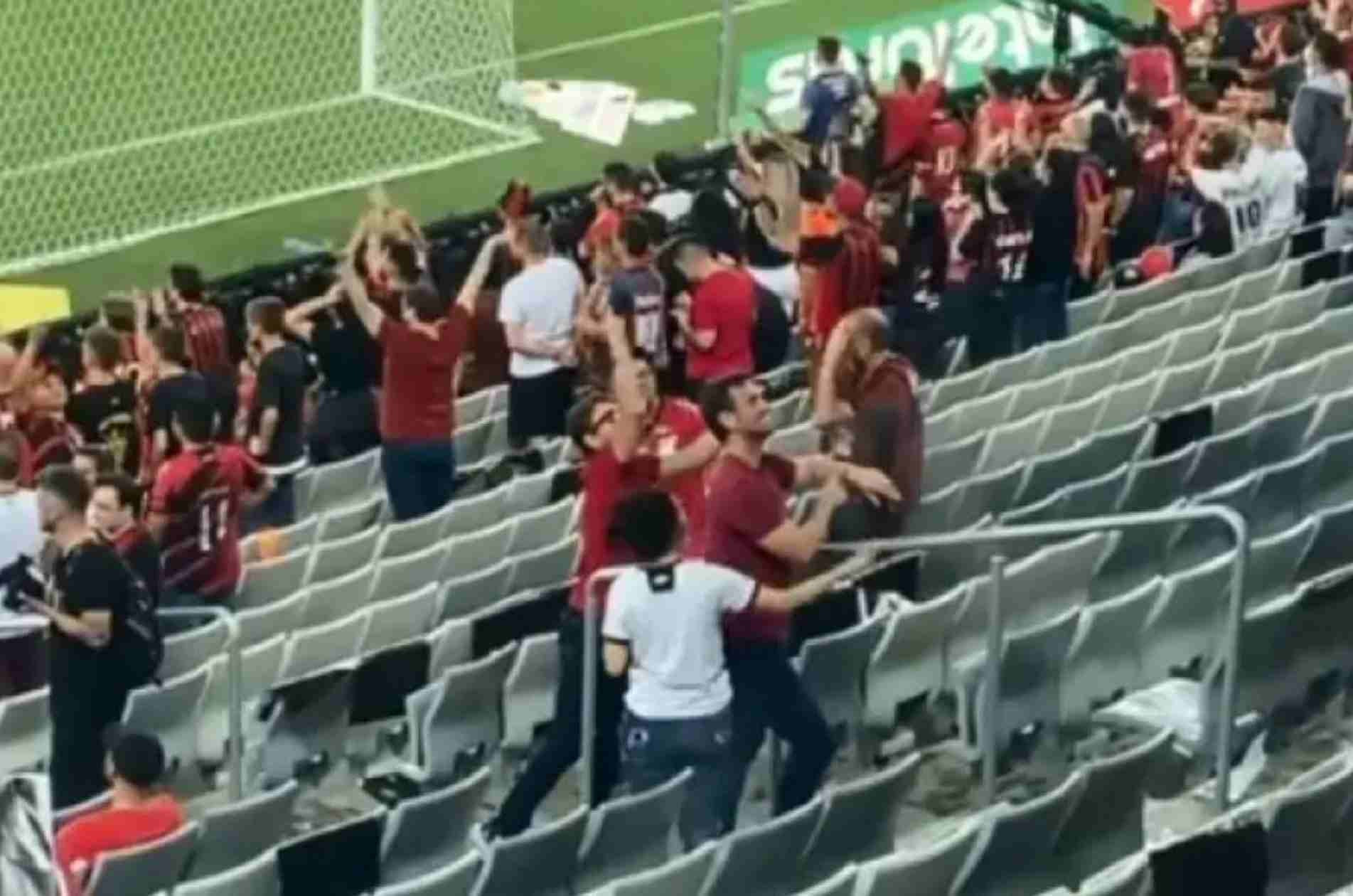 Torcedores são flagrados fazendo gestos racistas na Arena da Baixada.