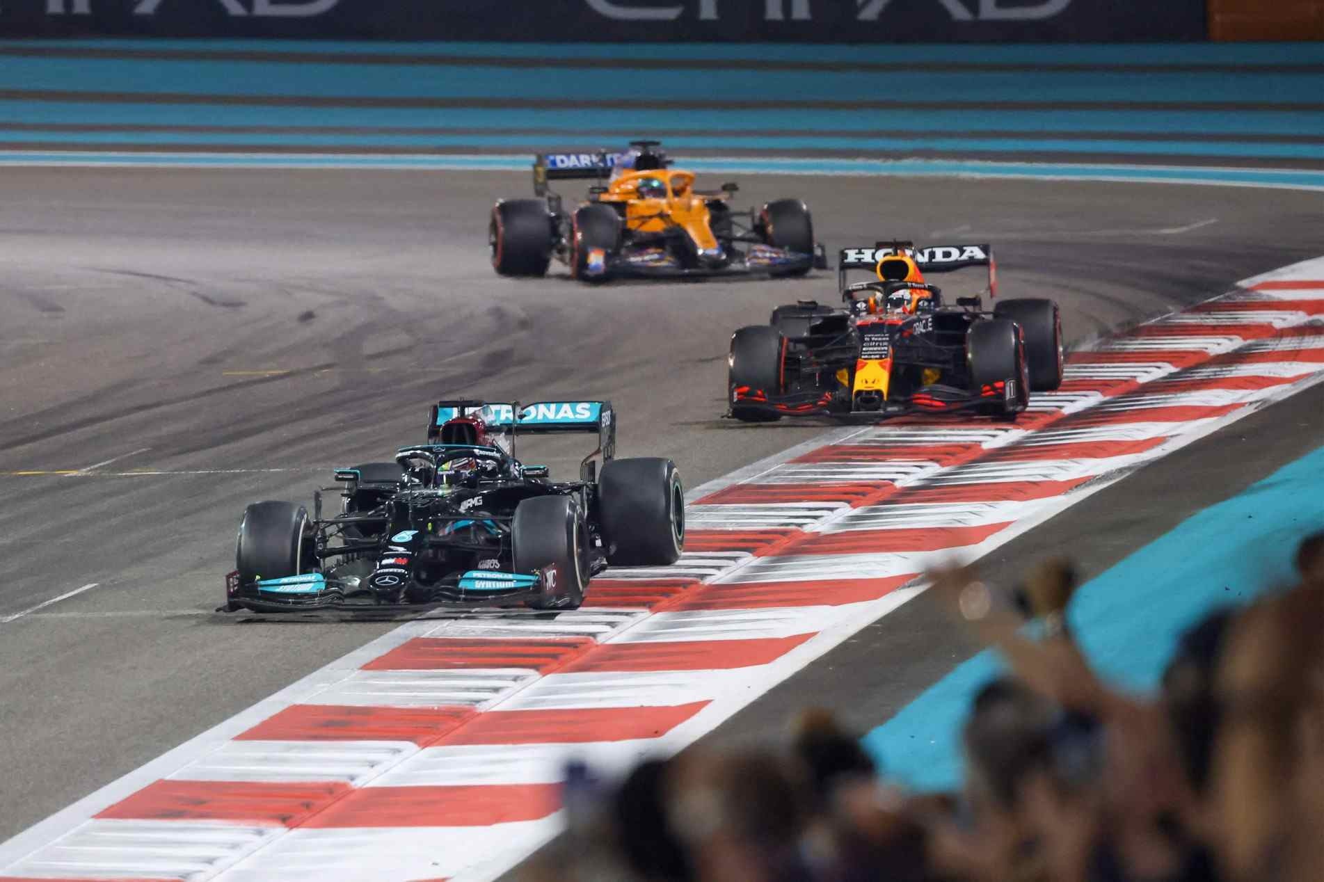 Hamilton liderou o GP de Abi Dabi até decisão polêmica que suspendeu o safety car na última volta.