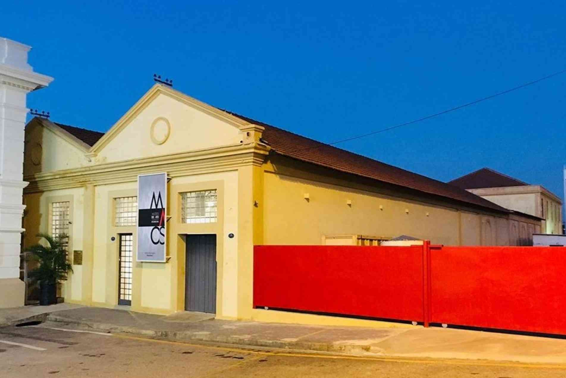 O Macs está instalado em galpões do complexo ferroviário.
