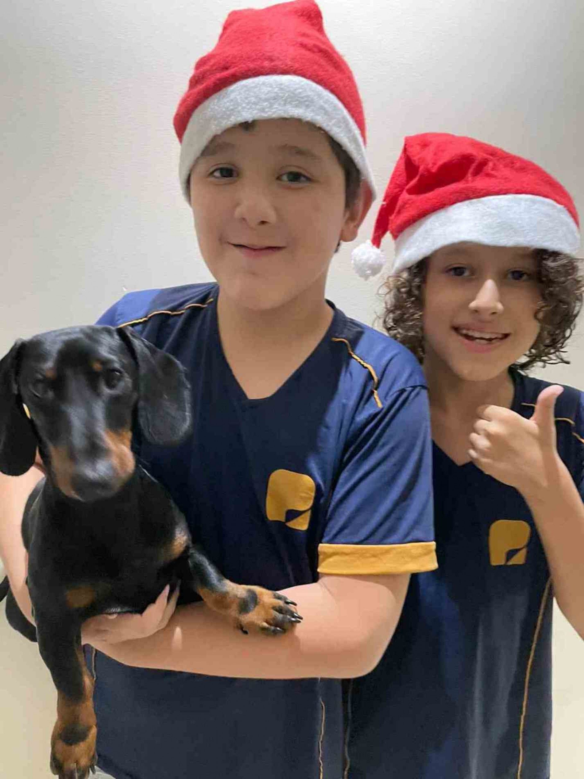 Eduardo e Rafael Sanches Kroger, de 12 anos, terão a companhia do cachorrinho Zeca -- que come tudo o que vê pela frente.