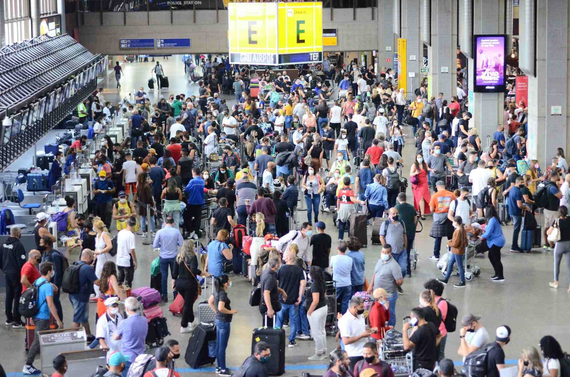 Uma multidão de passageiros ficou desassistida em Guarulhos.