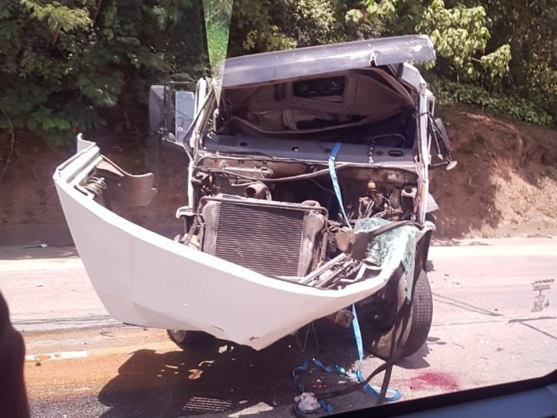 Carreta tomba na Raposo Tavares e deixa motorista em estado grave.