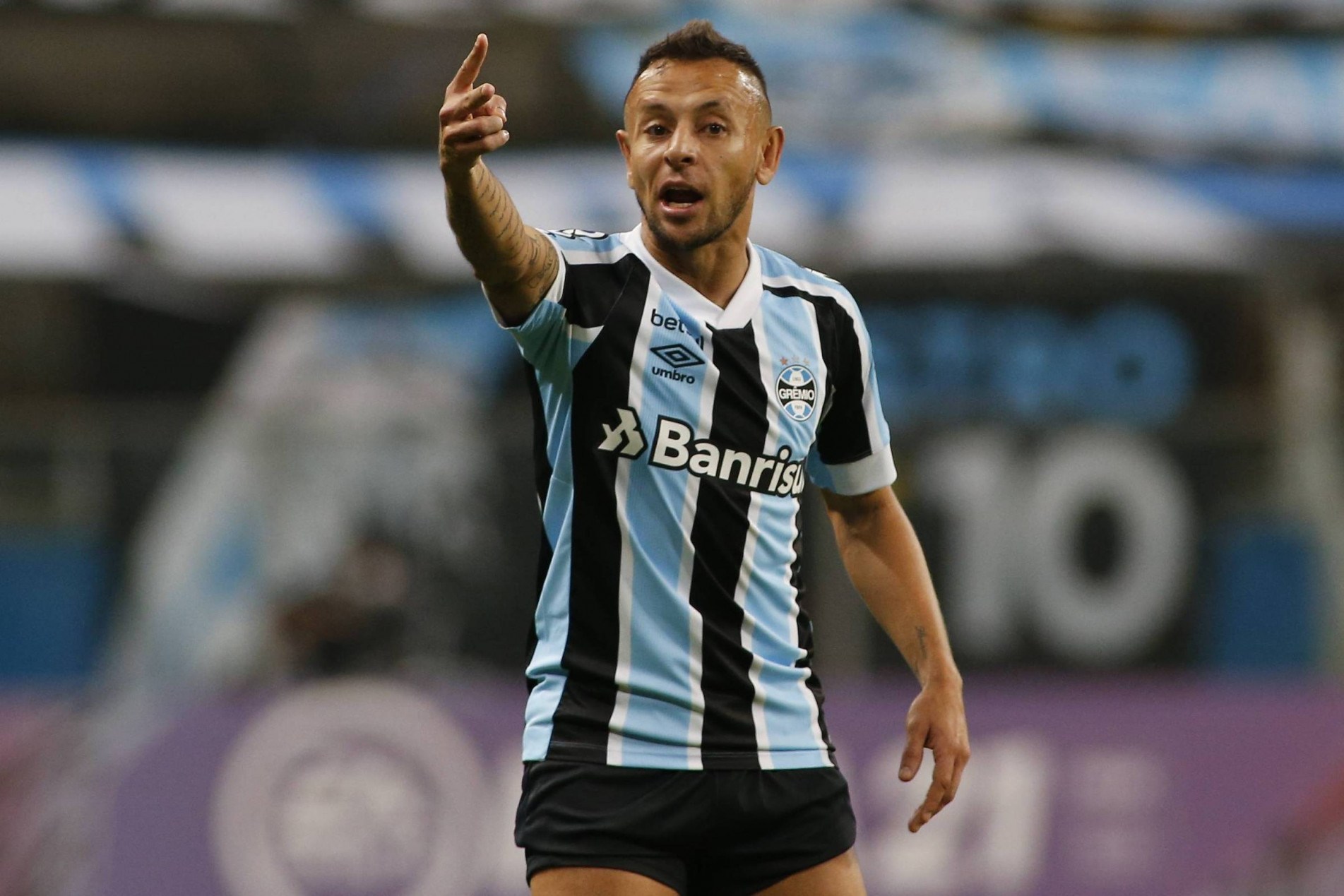 Lateral-direito deixou o Grêmio e postou foto quando criança com a camisa do São Paulo.