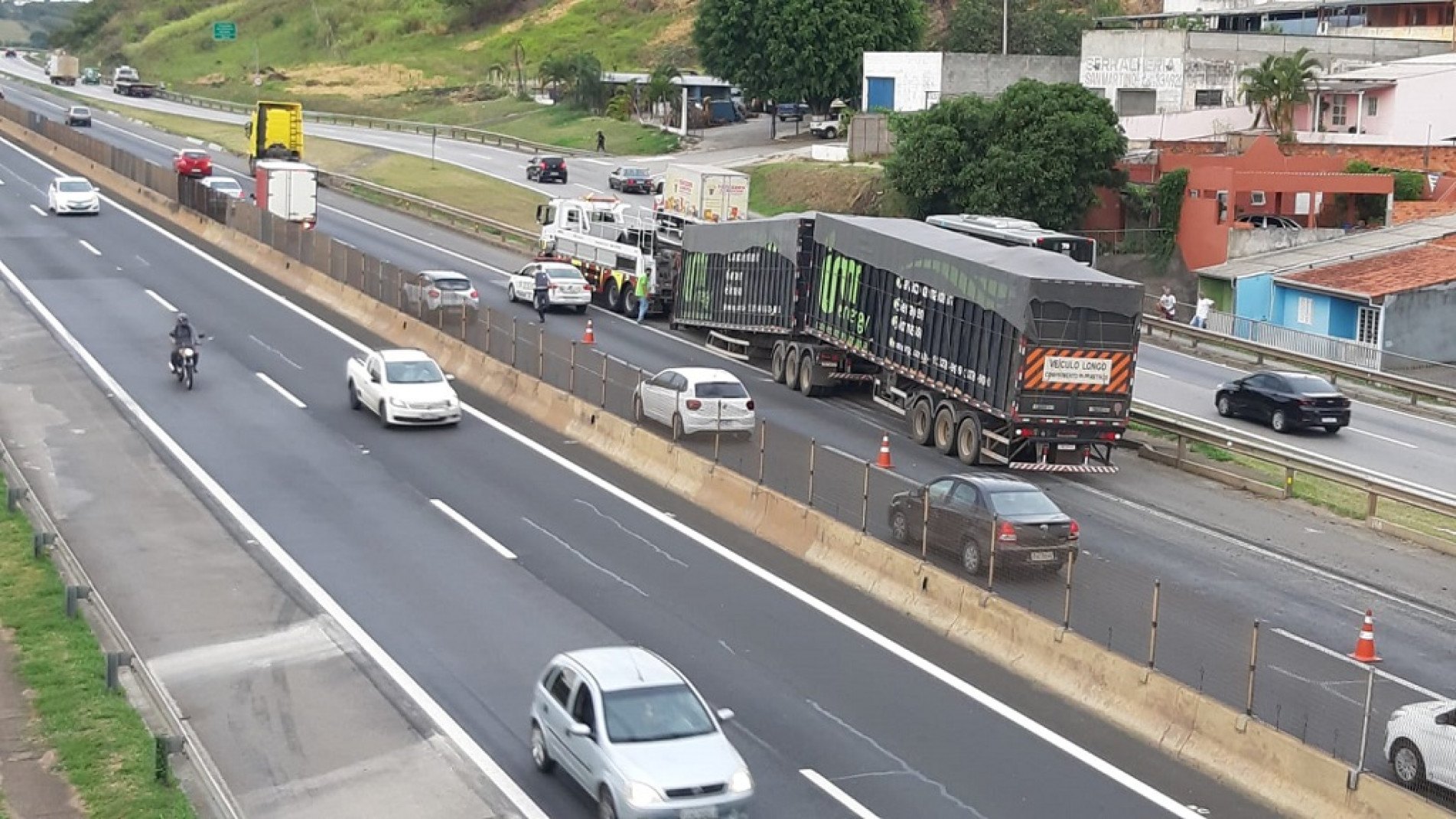Mecanismo de caminhão bitrem se solta e contêineres caem na pista da Raposo Tavares