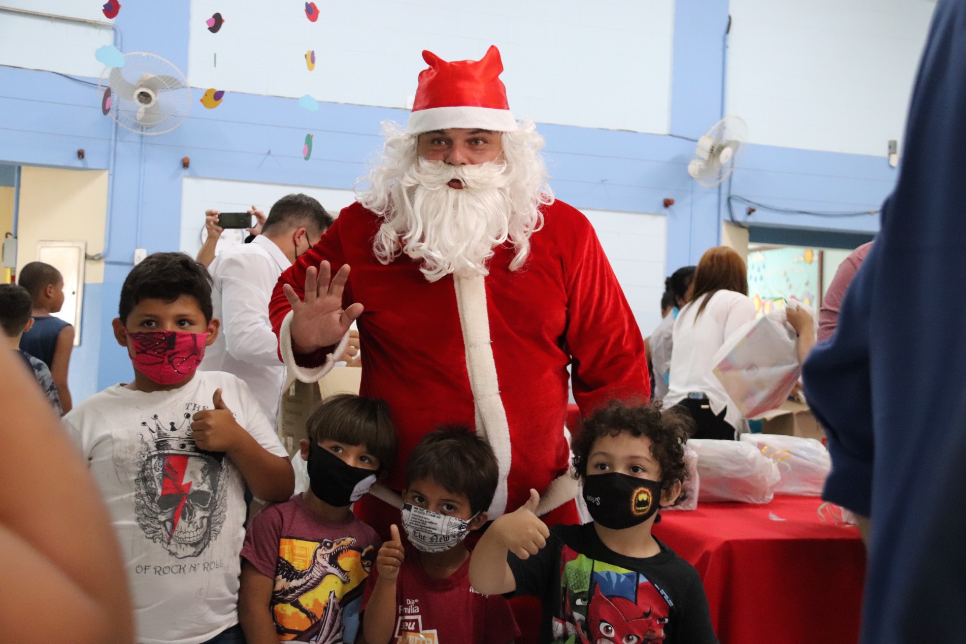 Papai Noel e os presentes fizeram a alegria de milhares de crianças e também de seus pais.