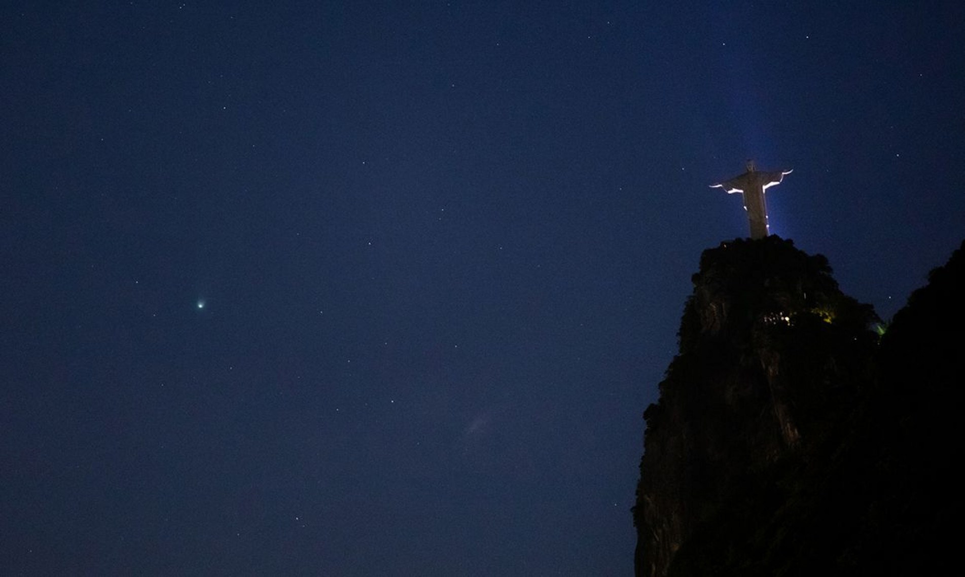 Cometa Leonard ilumina o céu do Rio ao lado do Cristo Redentor