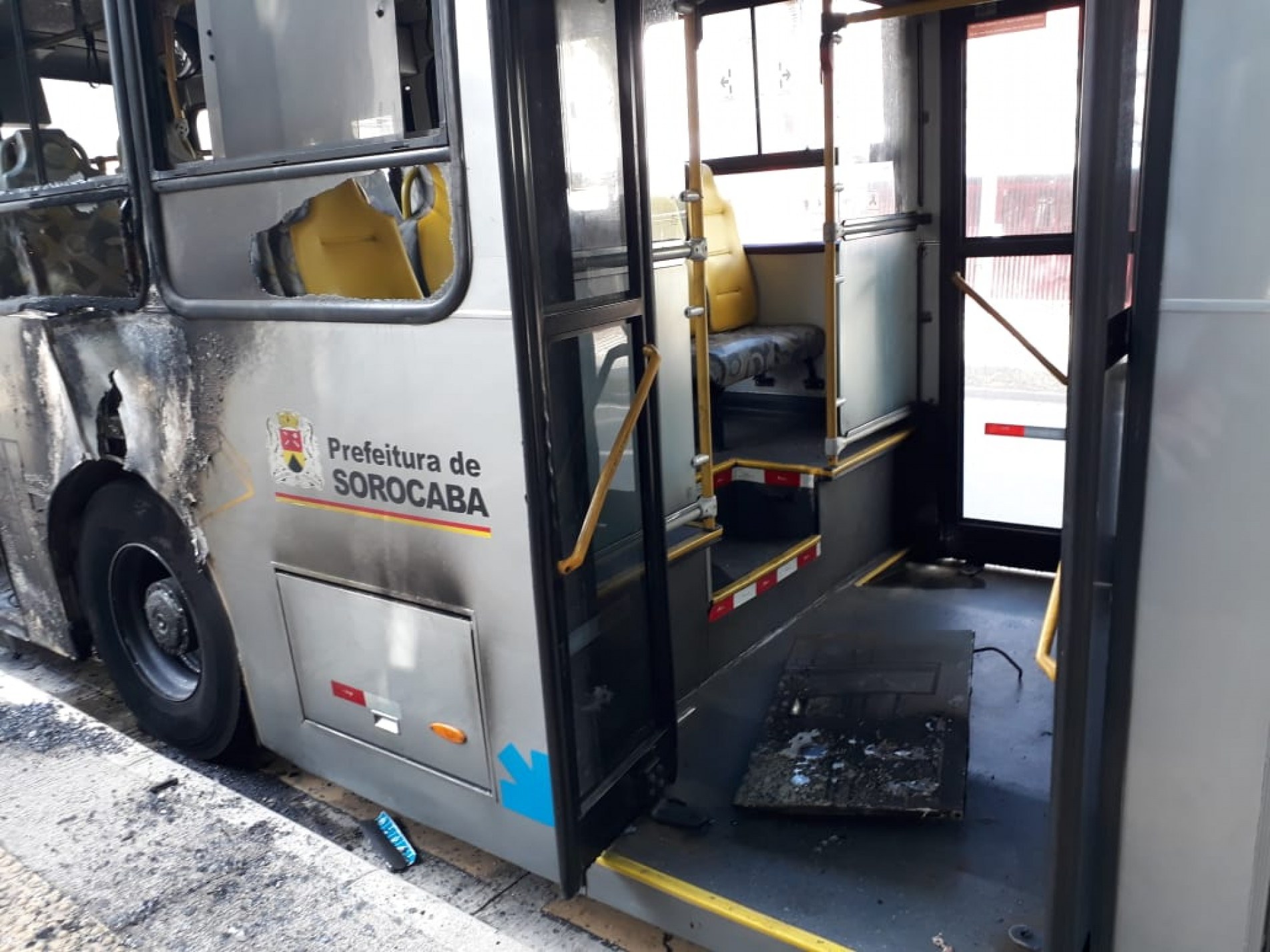 Ônibus de transporte público pegou fogo na tarde deste domingo (26)