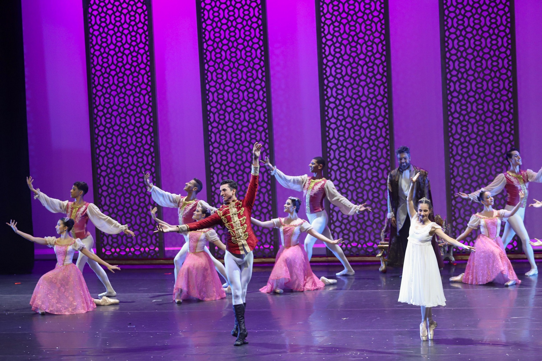 O tradicional espetáculo é apresentado pela tradicional Cisne Negro Companhia de Dança.