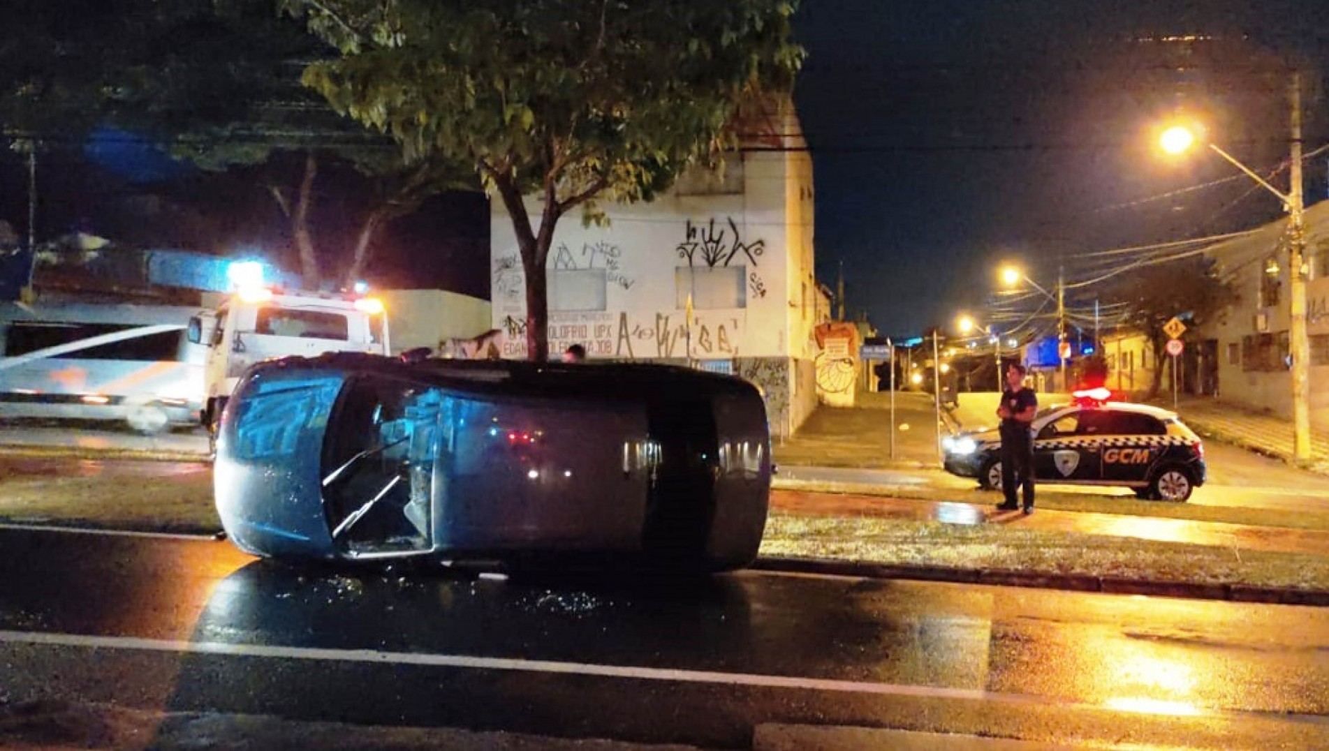 Guarda Civil Municipal manda guinchar carro capotado em avenida e abandonado pelo motorista