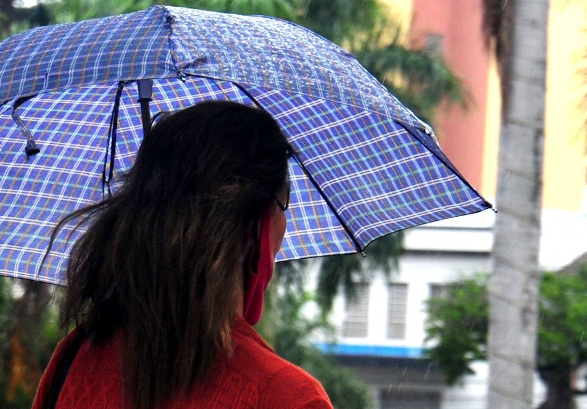 Levar o guarda-chuva, se for sair, é recomendado.