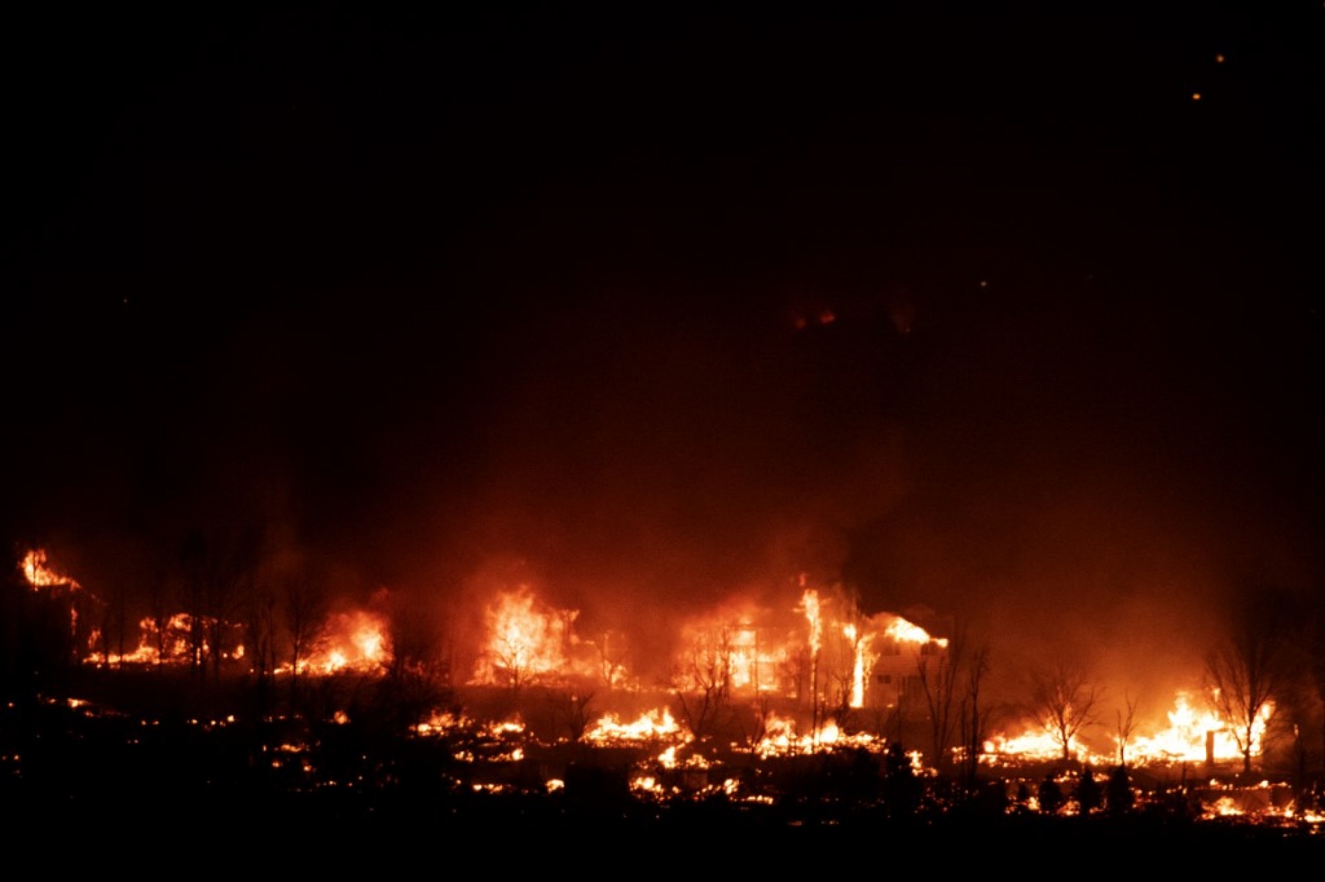 Incêndio no Colorado destrói centenas de casas e moradores recebem ordem de evacuação.
