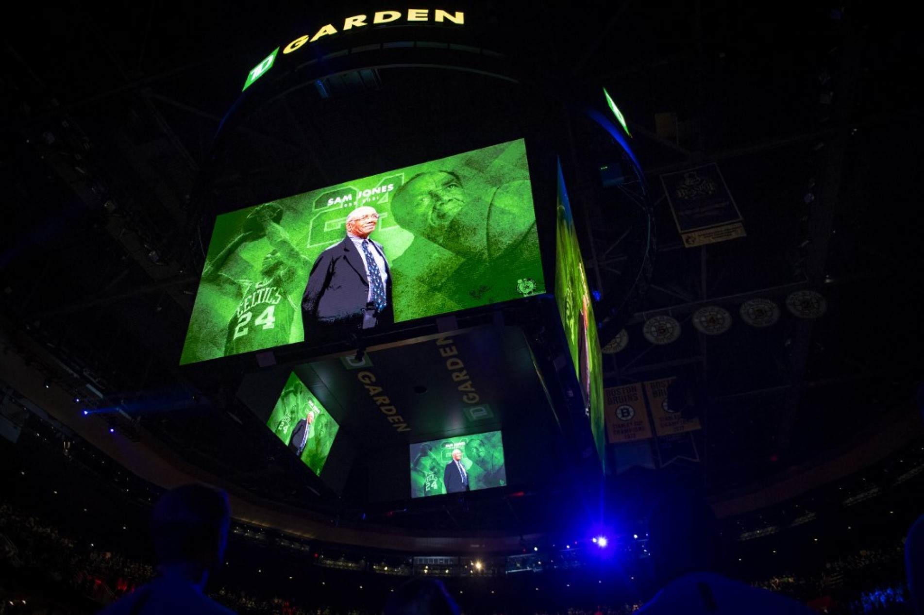 Em homenagem ao ex-jogador, um minuto de silêncio foi mantido nesta sexta-feira antes de um jogo entre o Boston Celtics e o Phoenix Suns no TD Garden
