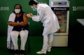 A enfermeira paulistana Mônica Calazans, de 54 anos, foi a primeira pessoa a ser vacinada contra a Covid-19 no Brasil - Aloísio Maurício/ ESTADÃO CONTEÚDO (17/01/2021