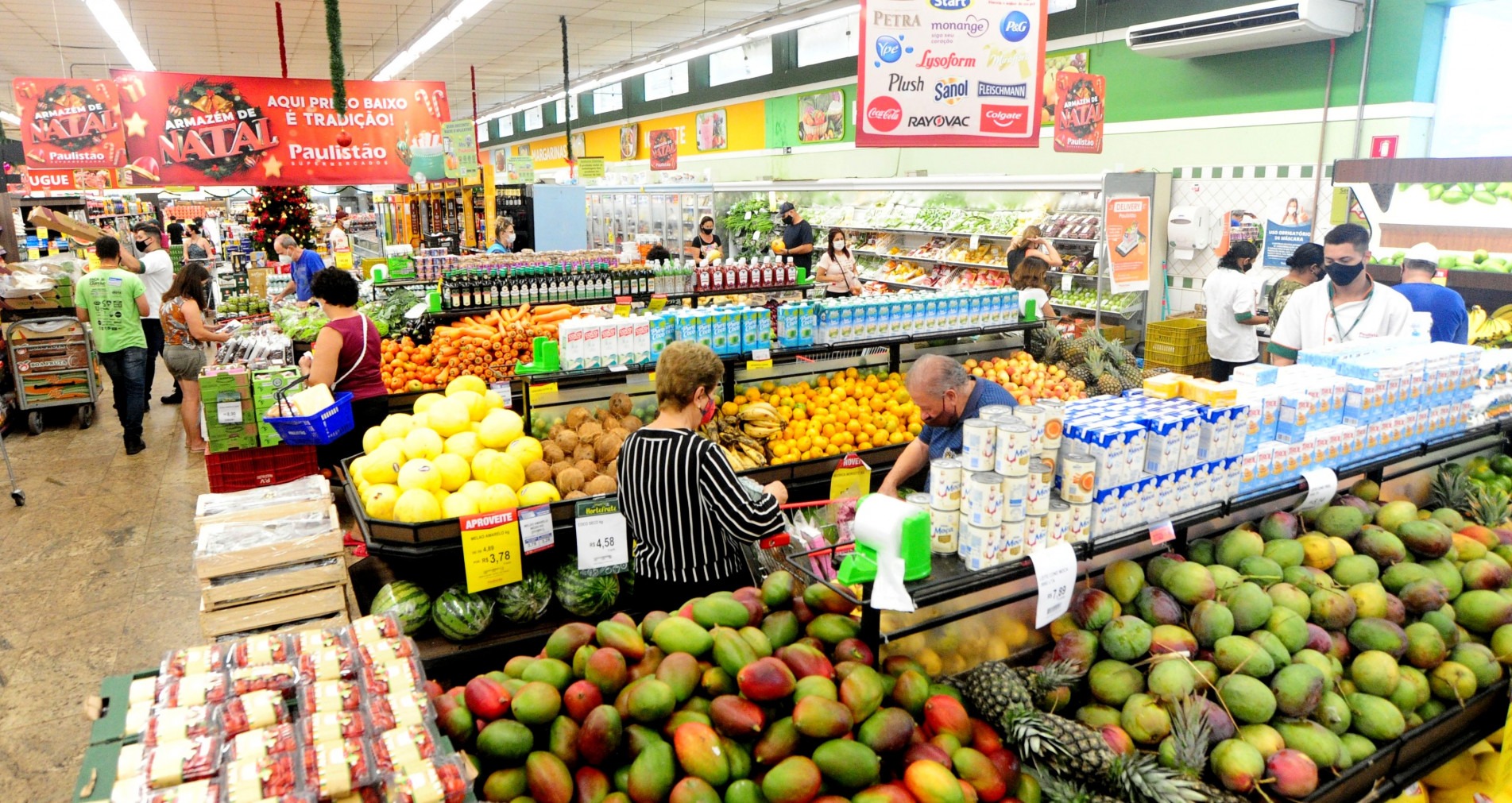 Setores de frutas e açougues eram os mais movimentados ontem nos supermercados da cidade