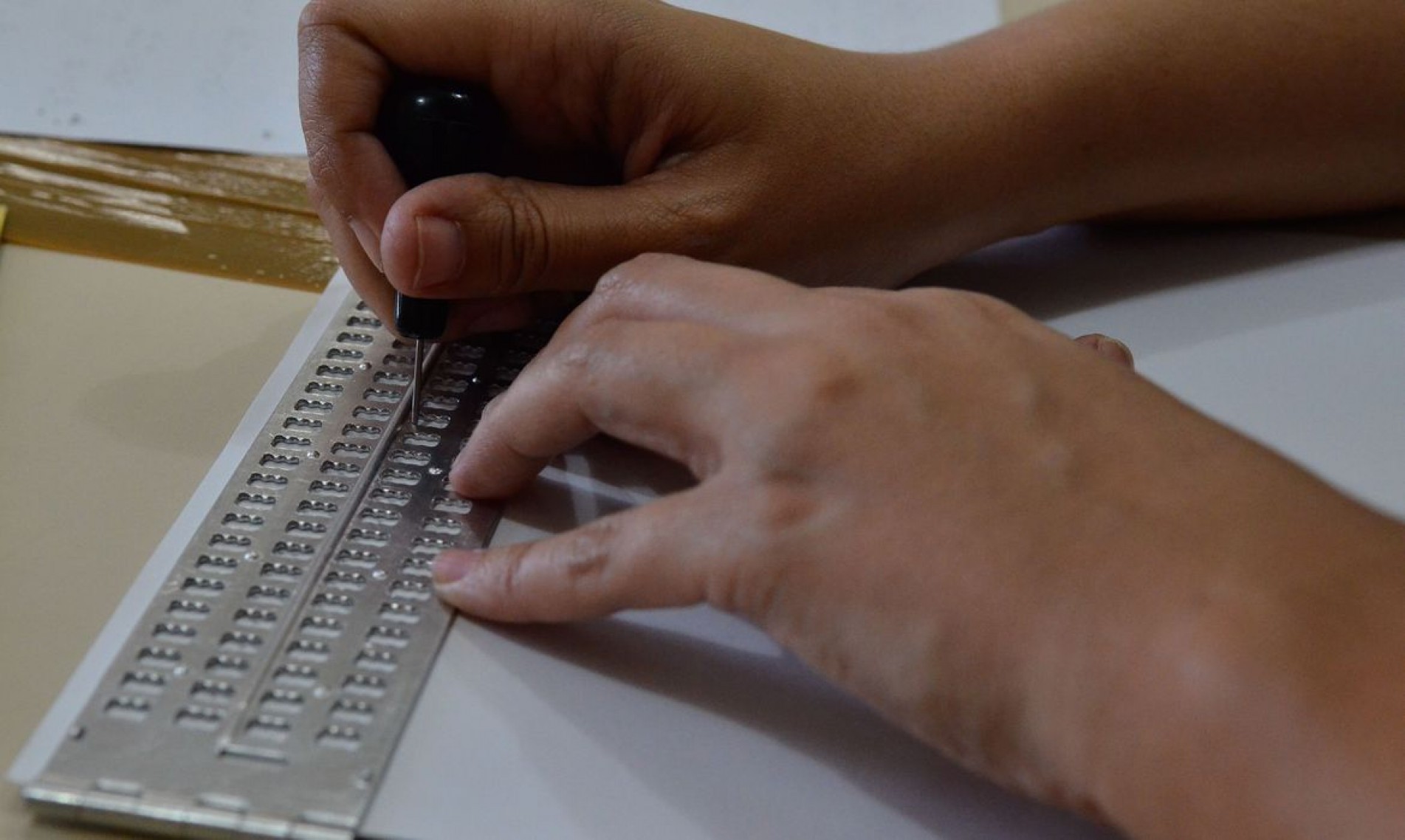  Professoras aprendem o braille no Instituto Municipal Helena Antipoff, que promove a inclus..o de crian..as com defici..ncia na rede p..blica de ensino (Tomaz Silva/Ag..ncia Brasil) 
    