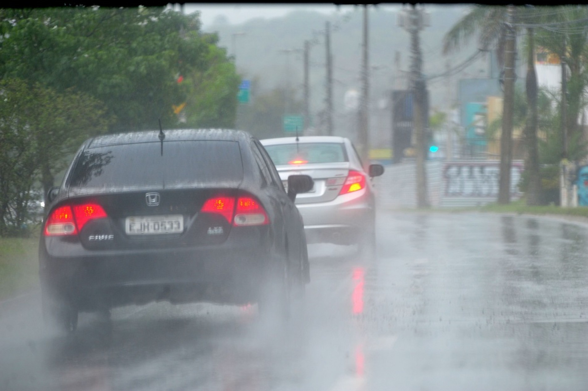 Nas ruas e avenidas, motorista deve redobrar a atenção com a pista molhada
