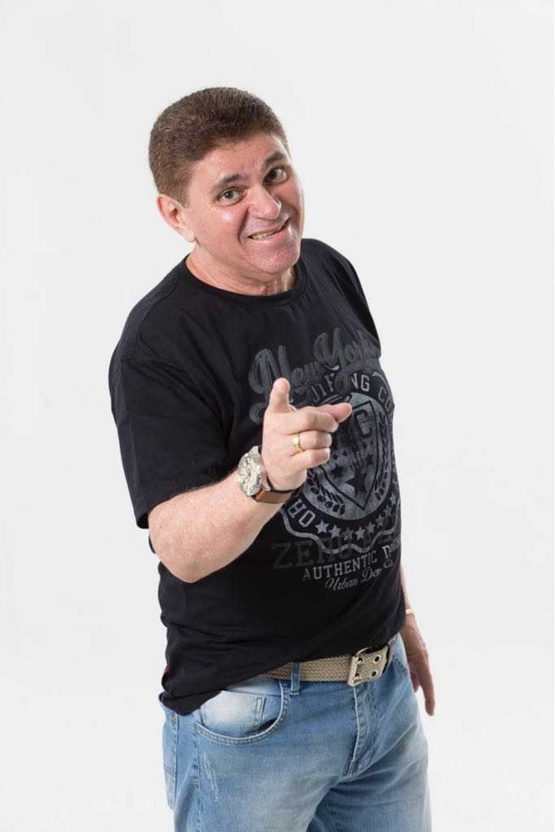 Morre o humorista Batoré, aos 61 anos, em São Paulo.