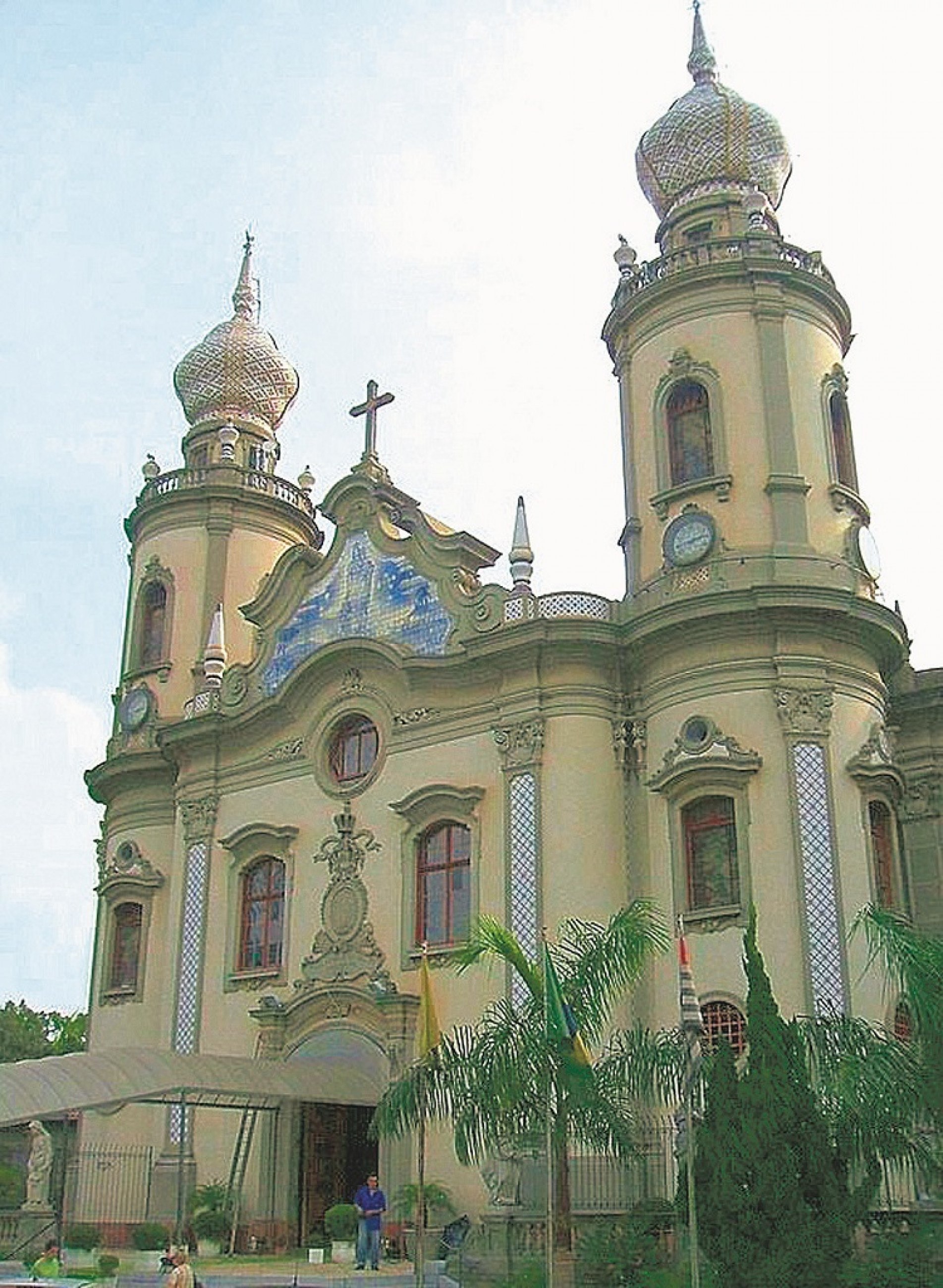 Igreja Nossa Senhora do Brasil tem estilo neobarroco, que remete à de São Francisco, em Ouro Preto (MG)