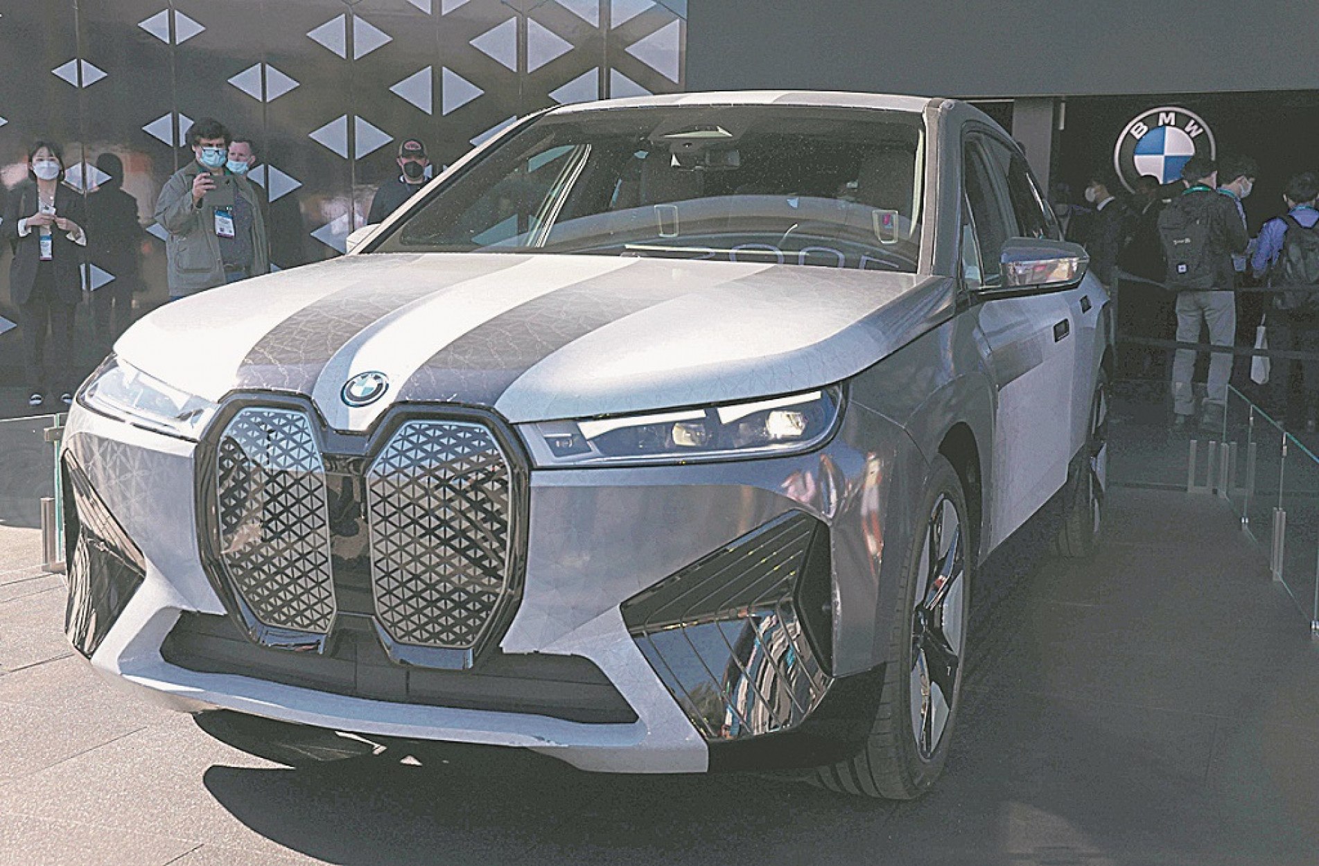 A BMW iX Flow utiliza  tecnologia 