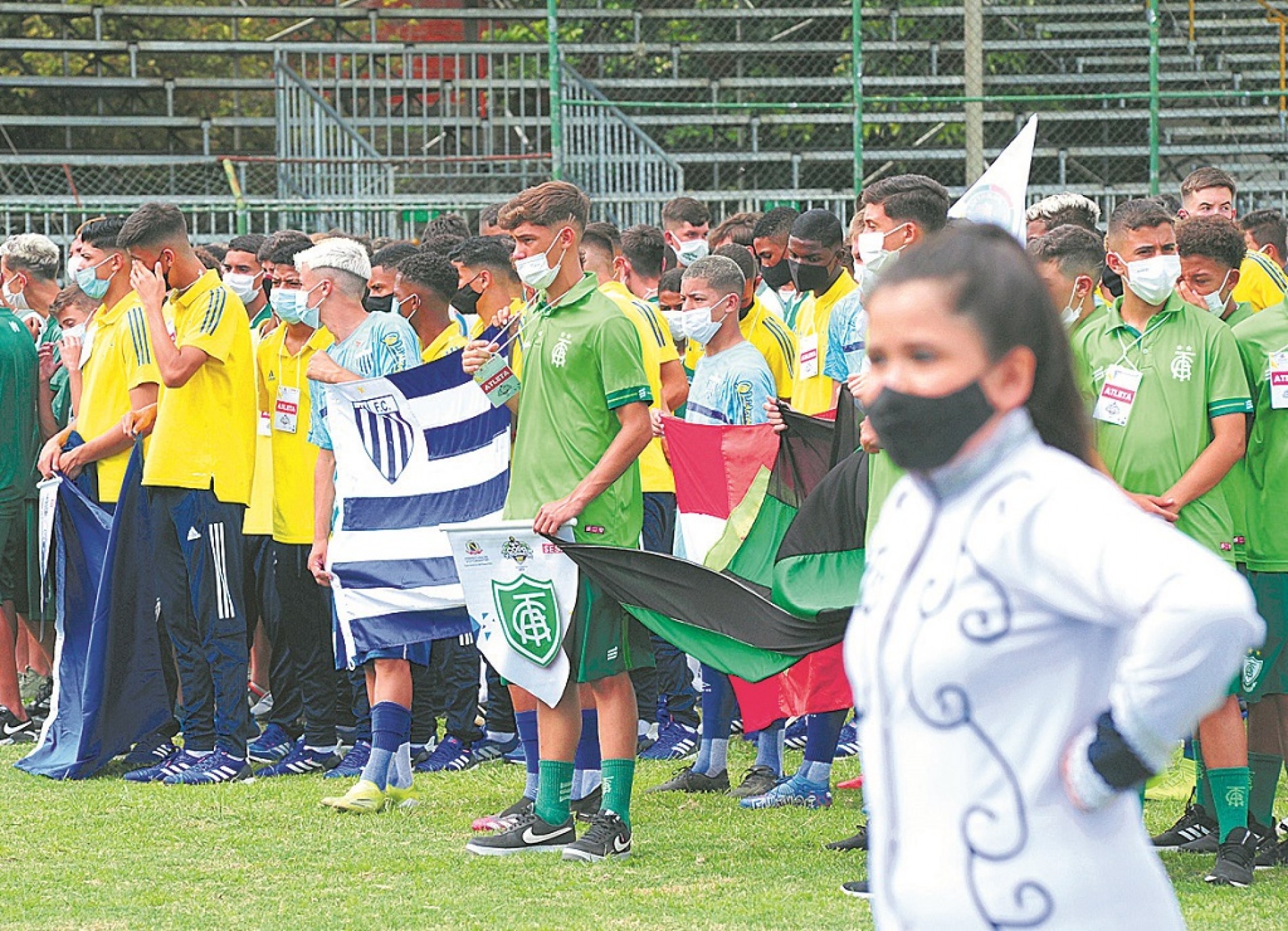 Representantes das 16 delegações desfilaram e bandeiras foram hasteadas antes do jogo Avaí x Santos, que abriu a primeira fase