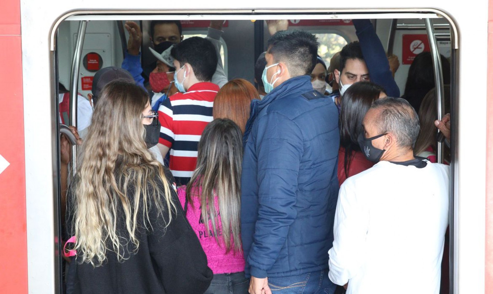  S..o Paulo - Usu..rios do transporte p..blico usam m..scara na plataforma e trem da Linha 9 Esmeralda da Companhia Paulista de Trens Metropolitanos - CPTM, em Pinheiros.
    