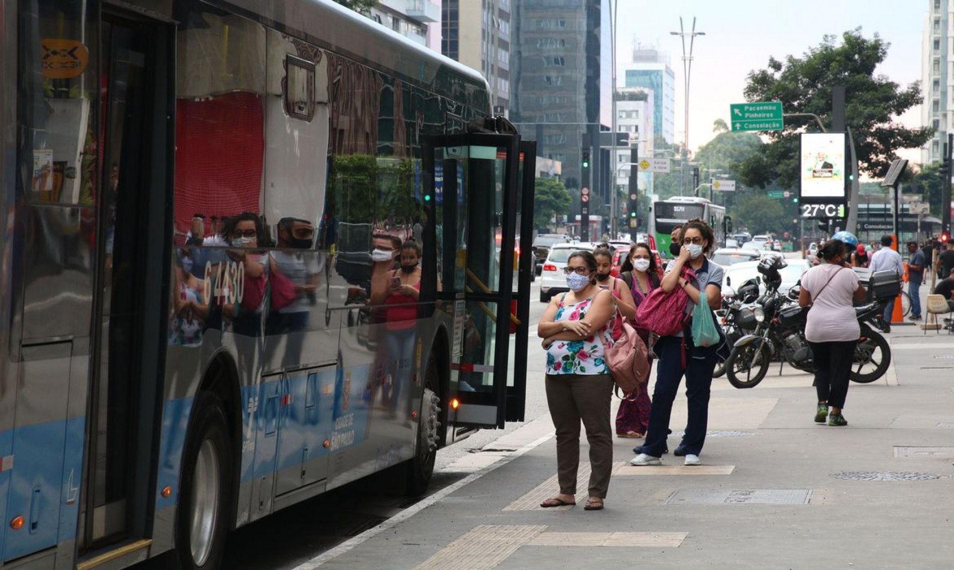   Usu..rios do transporte p..blico esperam ..nibus em ponto da Avenida Paulista durante a fase vermelha da pandemia de covid-19 na capital.
    