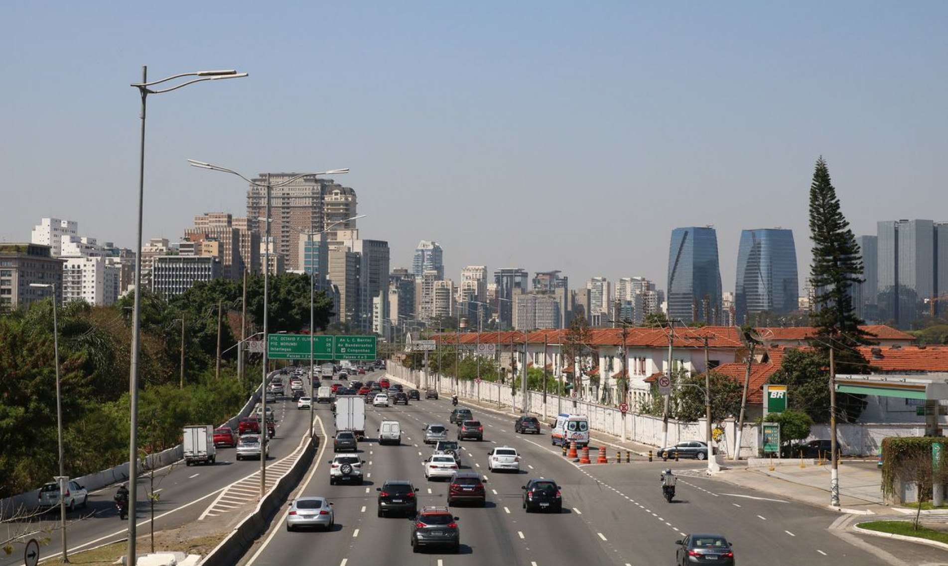 São Paulo, trânsito na Marginal Pinheiros.
    