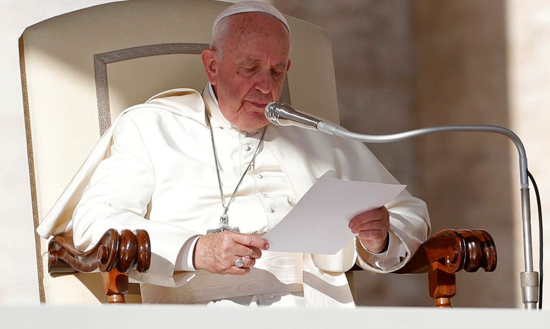  O Papa Francisco participa da audi..ncia geral semanal no Vaticano, 
    