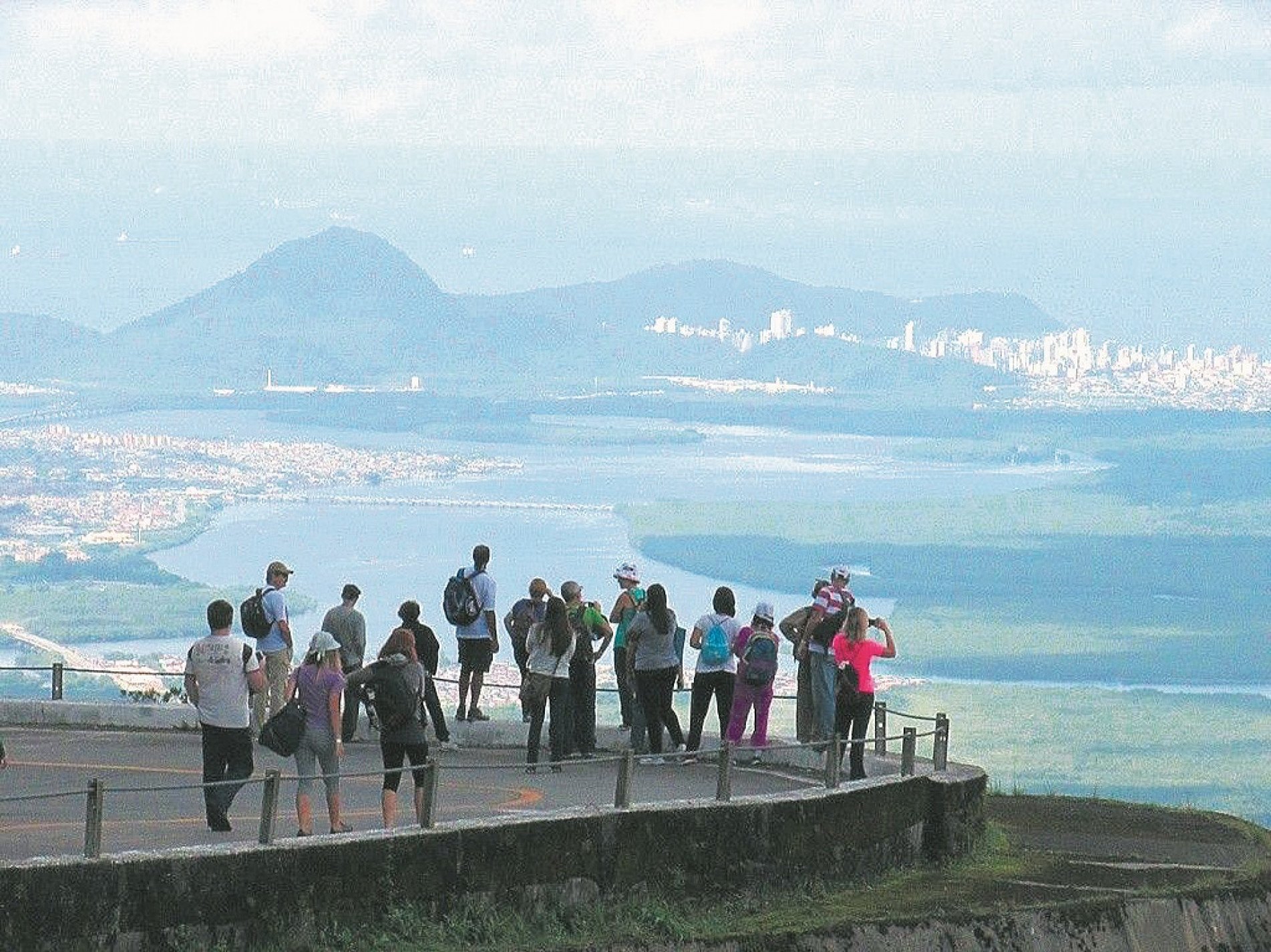 A Curva do Uau proporciona um belo mirante da Baixada Santista e foi batizada assim pelo impacto visual que proporciona