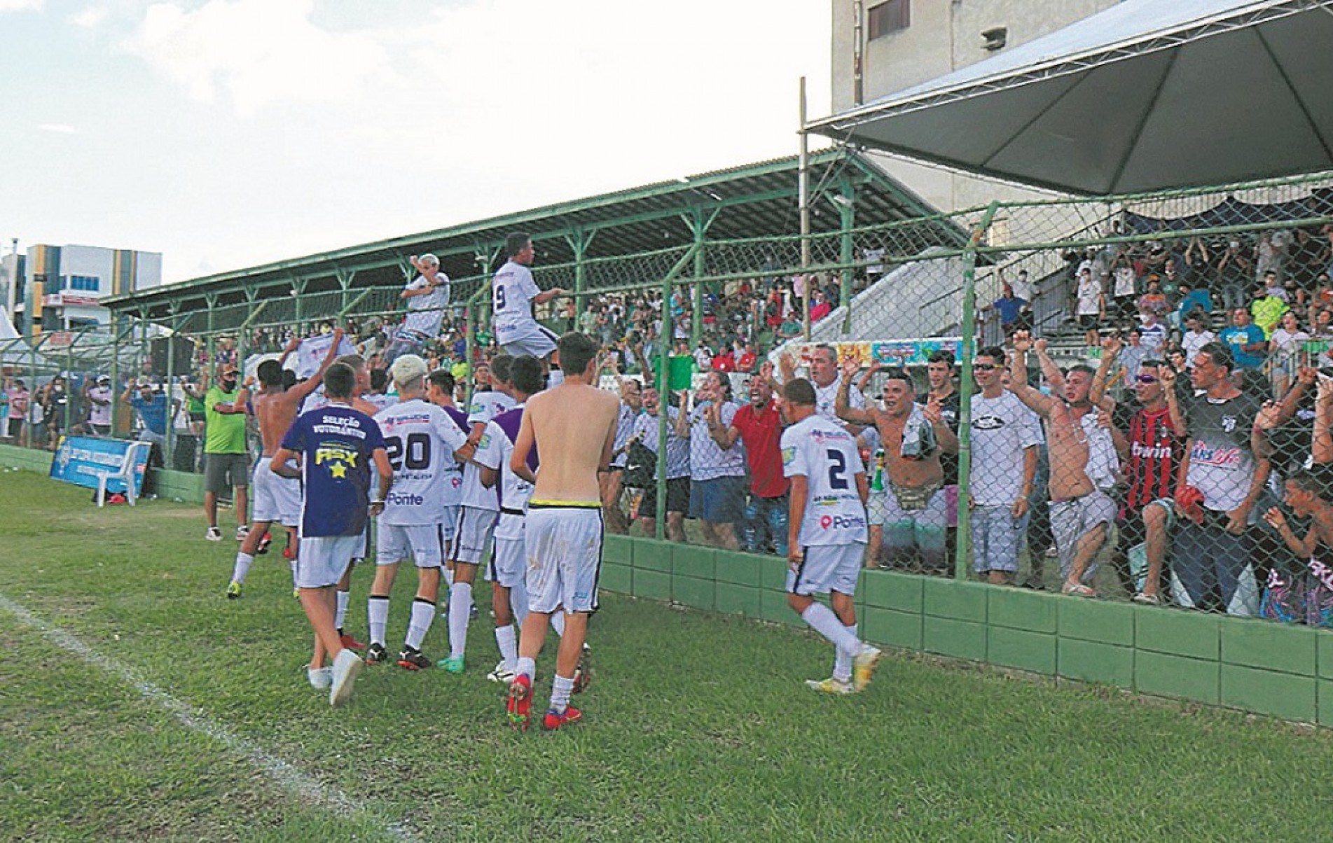 Vitória sobre o Palmeiras, anteontem, foi muito comemorada pelos garotos com a torcida
