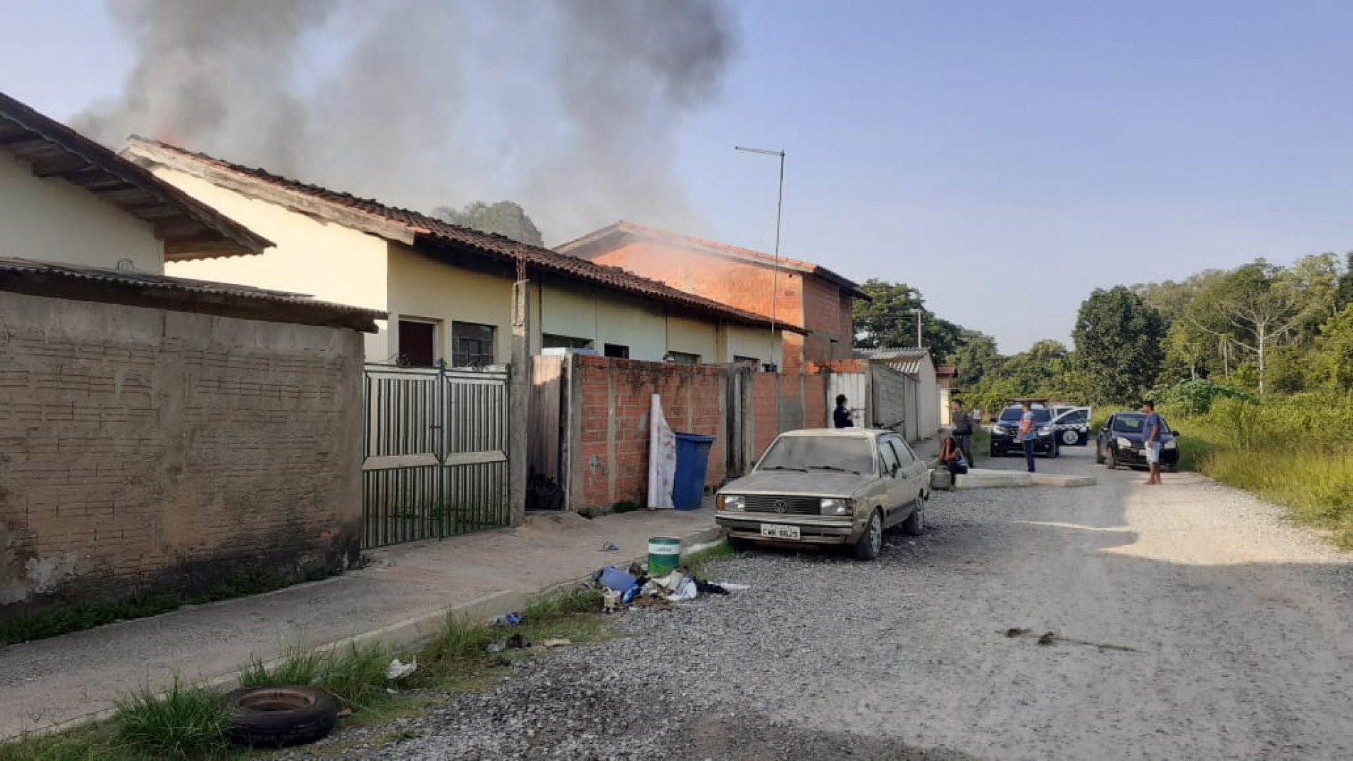 Moradores foram retirados das casas até a chegada do Corpo de Bombeiros