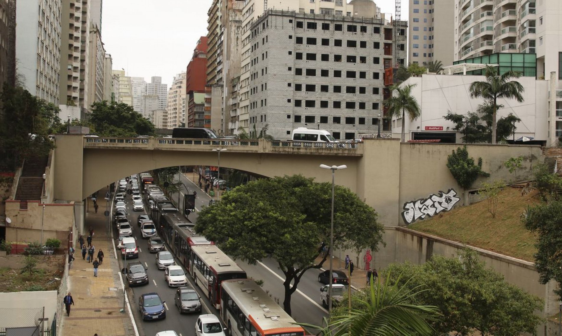  Protesto de motoristas de ..nibus paralisa vias do centro de S..o Paulo
    