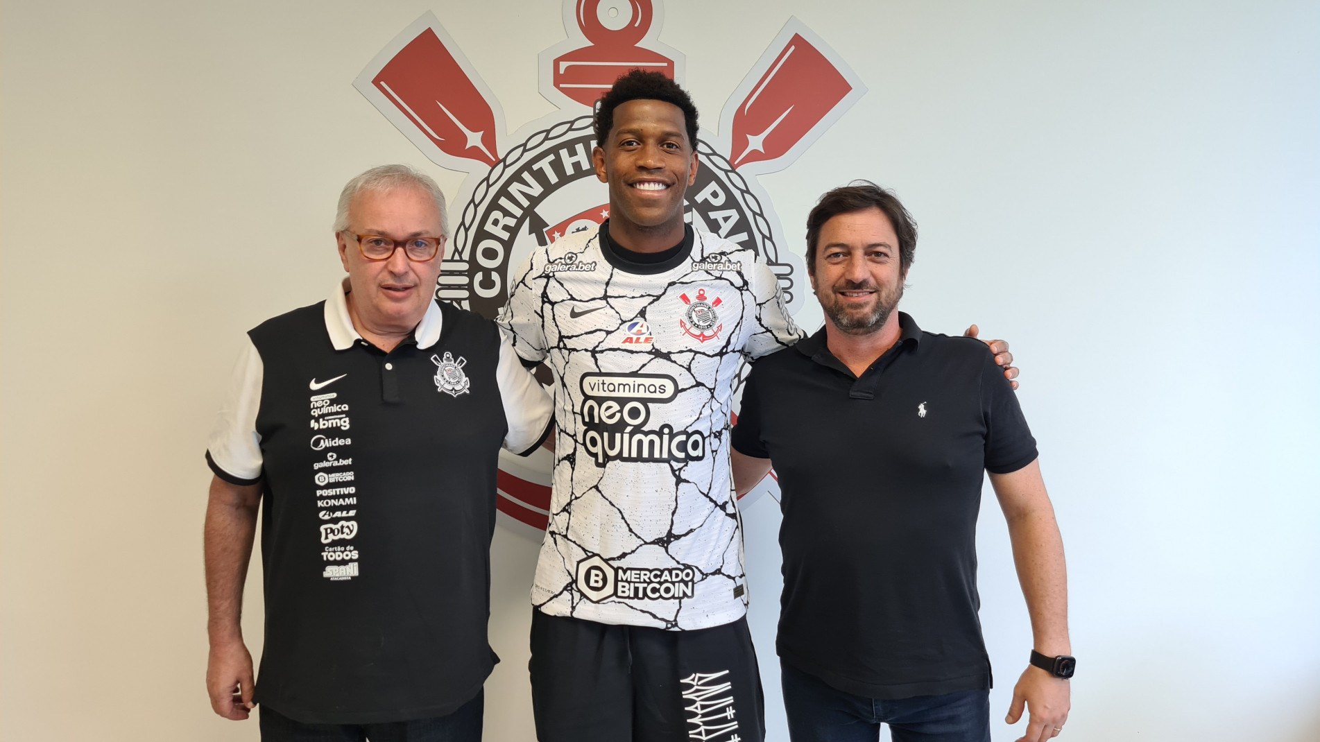 Corinthians anuncia a renovação de contrato com zagueiro Gil.