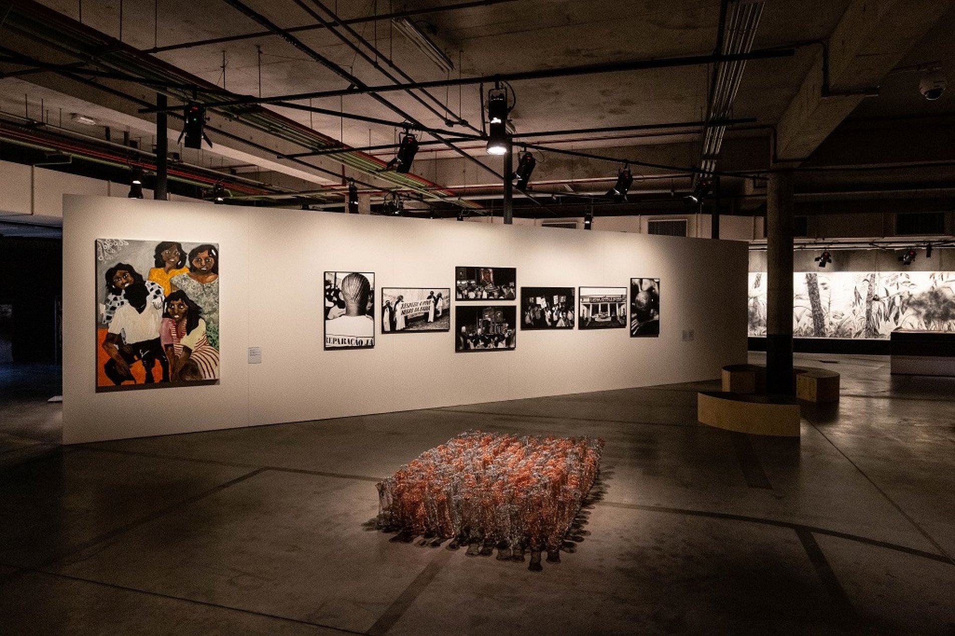 A mostra reúne trabalhos de 53 artistas de 12 países
