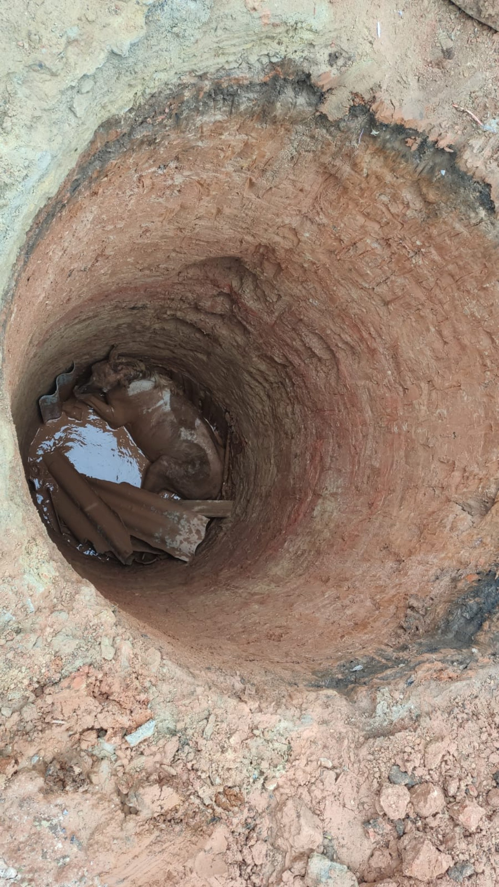 Poço fica no bairro Ipanema das Pedras