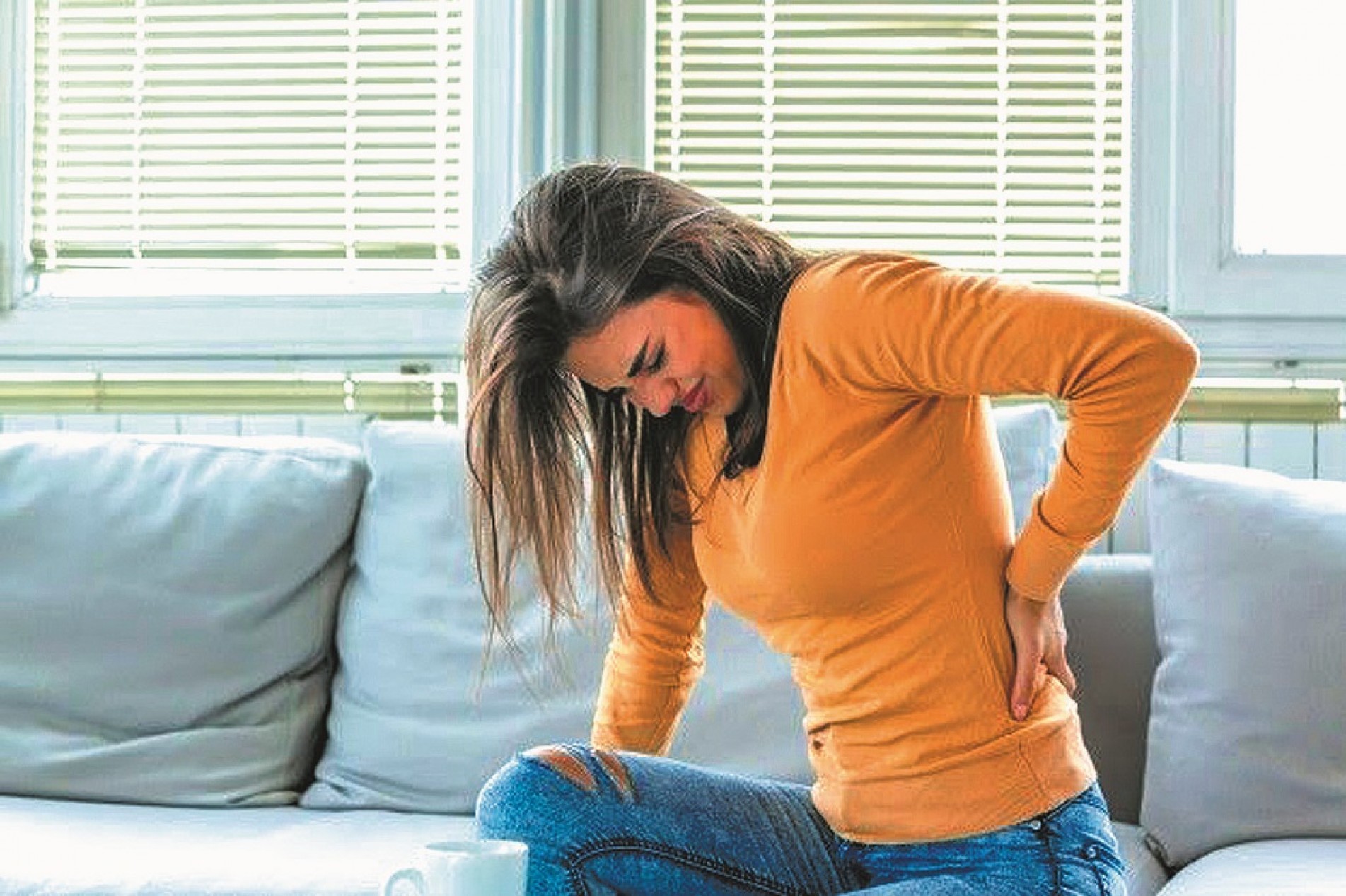 Apesar de parecer confortável, passar longas horas no sofá pode causar dores nas costas, pescoço e prejudicar o descanso
