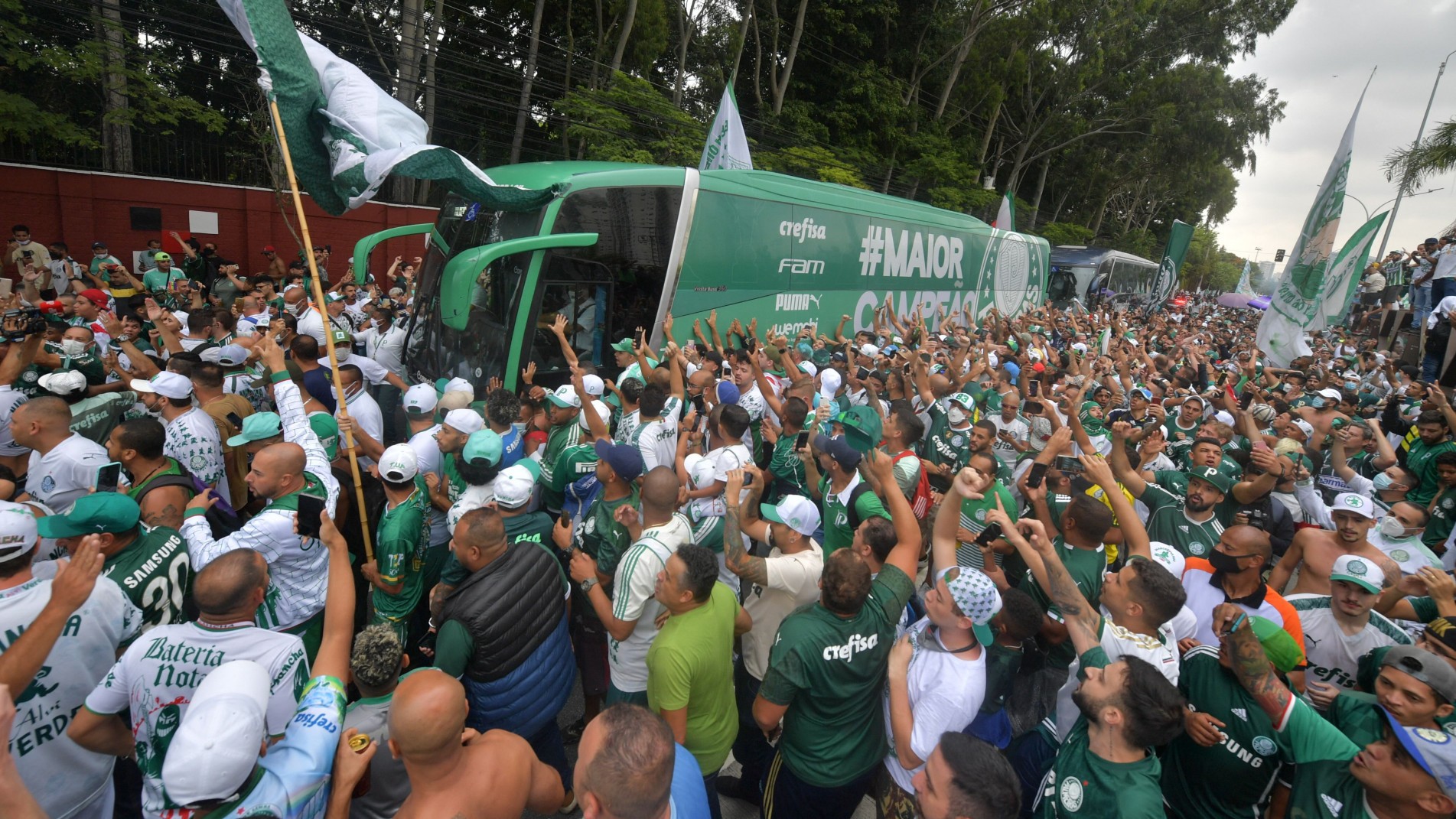 Ônibus com a delegação deixou a Academia às 11h05.