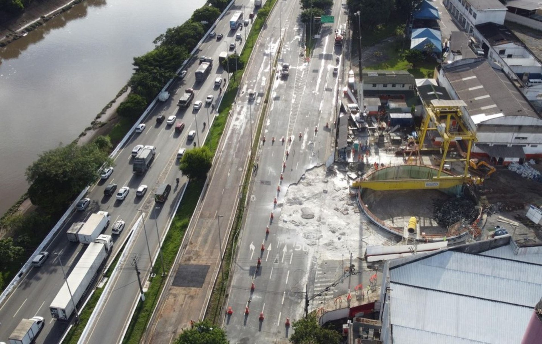 Pista central da Marginal Tietê foi liberada para carros no fim da tarde de ontem (3).
