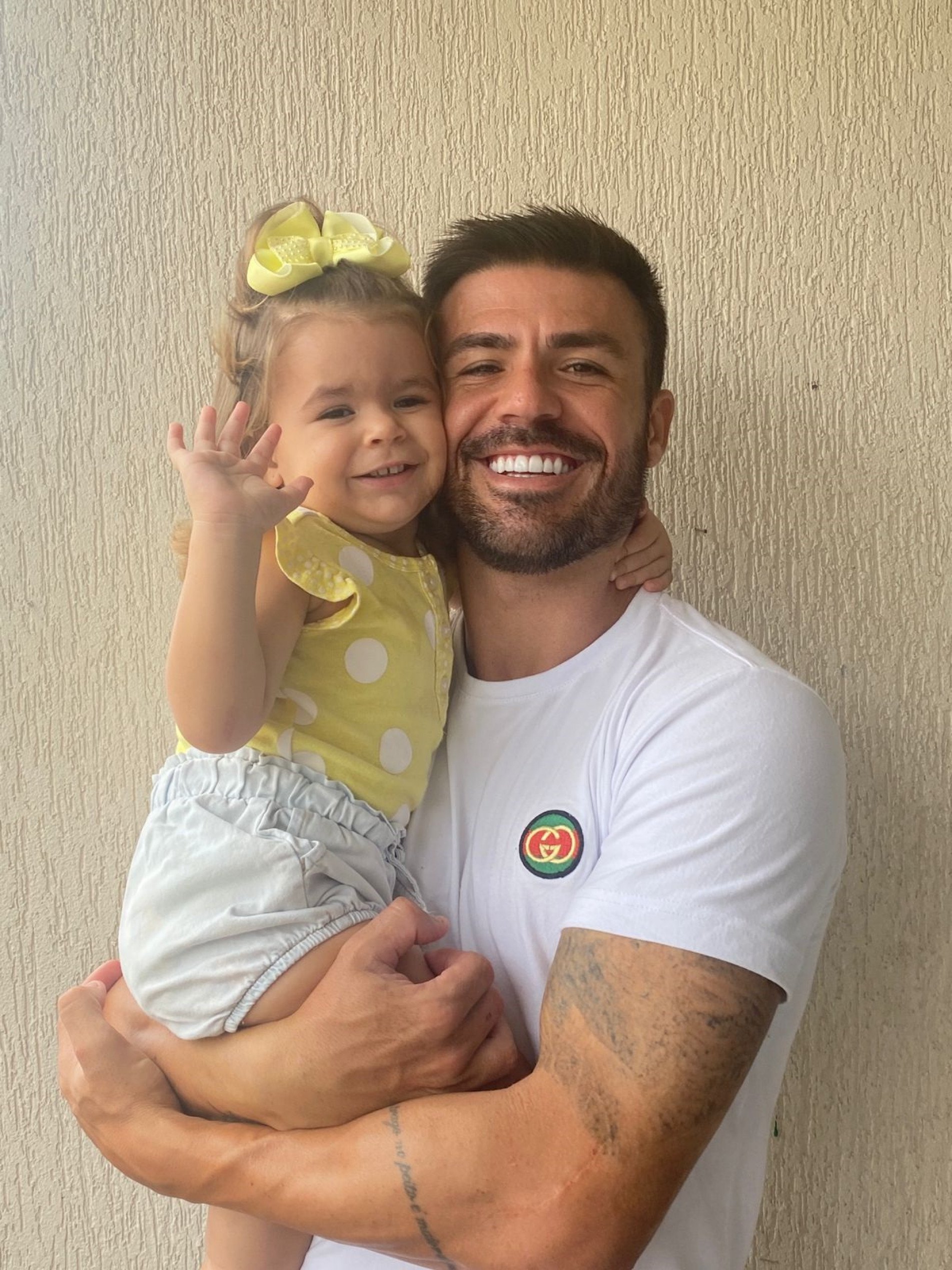 Maria Luiza, caçula de 1 ano e meio do jogador, trata um retinoblastoma.