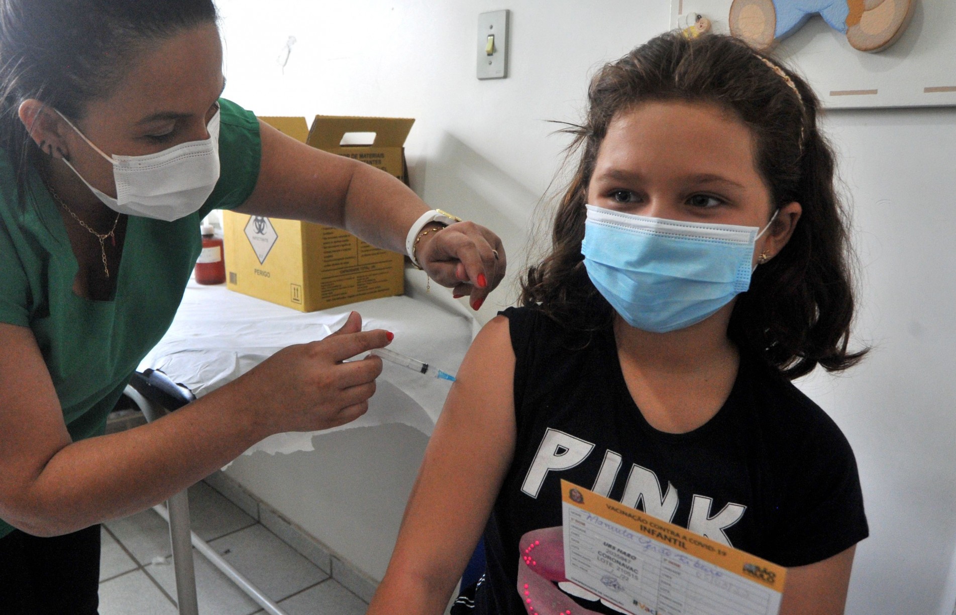 Manuela, de 8 anos, estava ansiosa para tomar a vacina. 