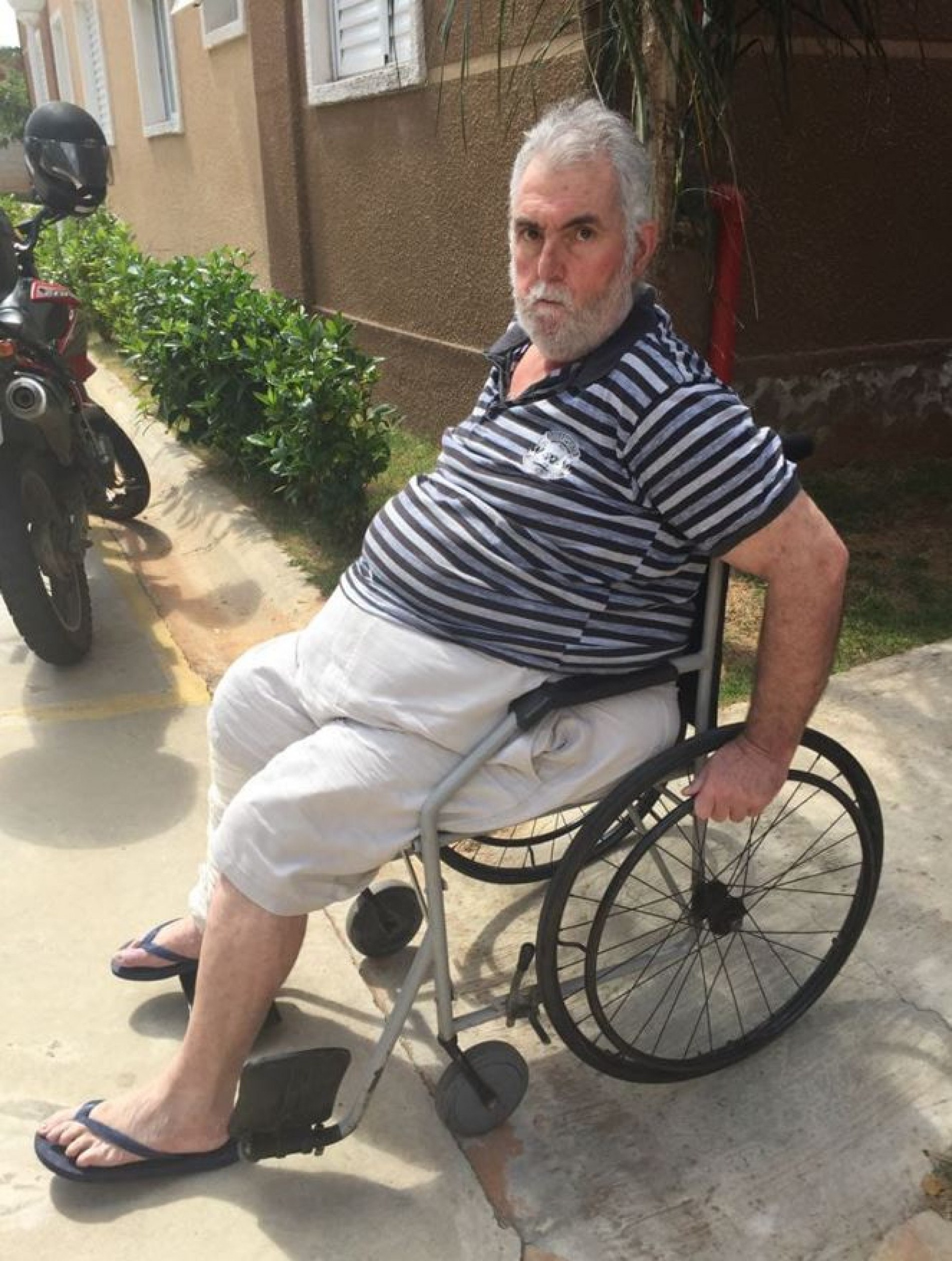Apesar de cuidadoso, Sartorelli precisou usar cadeira de rodas durante meses após escorregar no piso úmido.