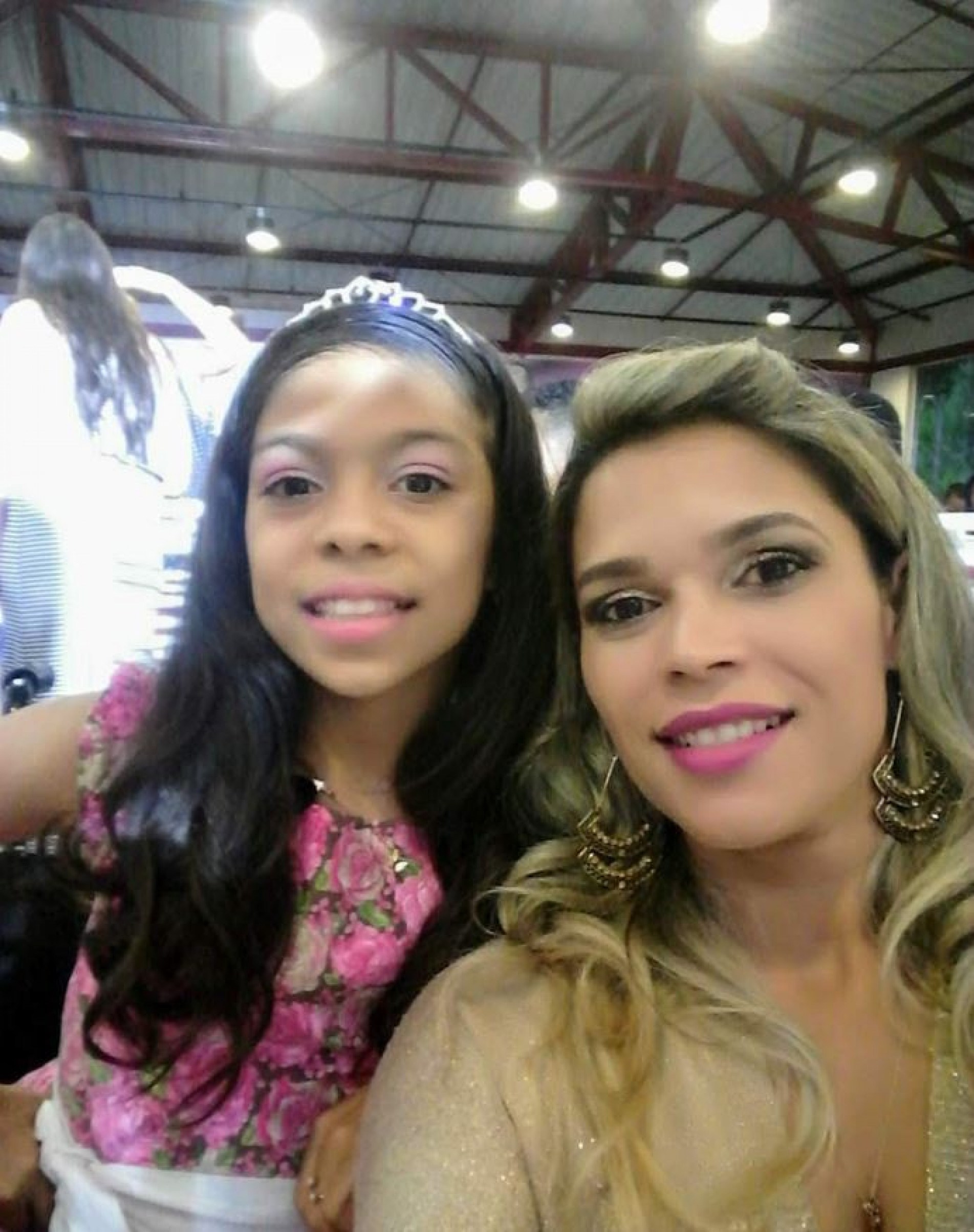 Maria e a mãe Cyda: não foi a primeira vez que o serviço municipal de Araçariguama esquece a menina.