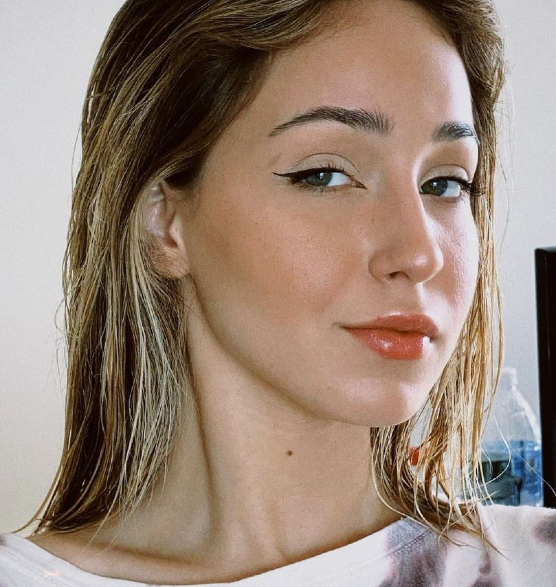 Mharessa Fernanda vive Mirela na série e seu desempenho agrada.