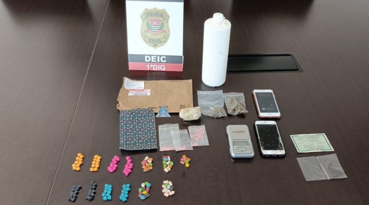 Com o homem, a polícia apreendeu vários tipos de drogas, dois celulares, um RG e uma máquina de cartão