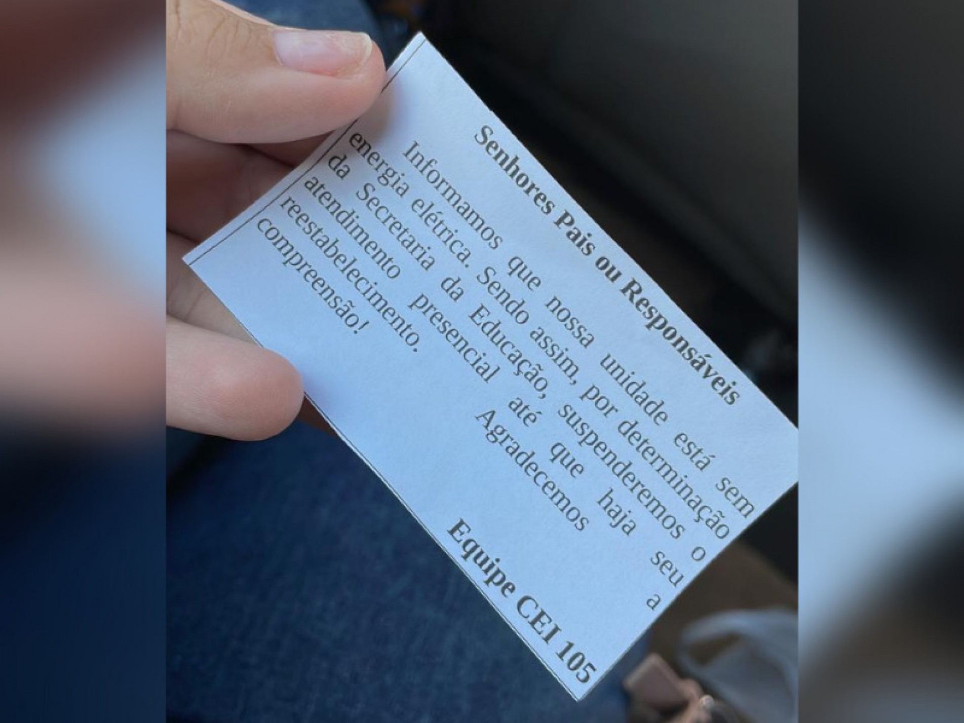 Responsáveis pelos alunos receberam um bilhete que comunicava a suspensão das aulas. 