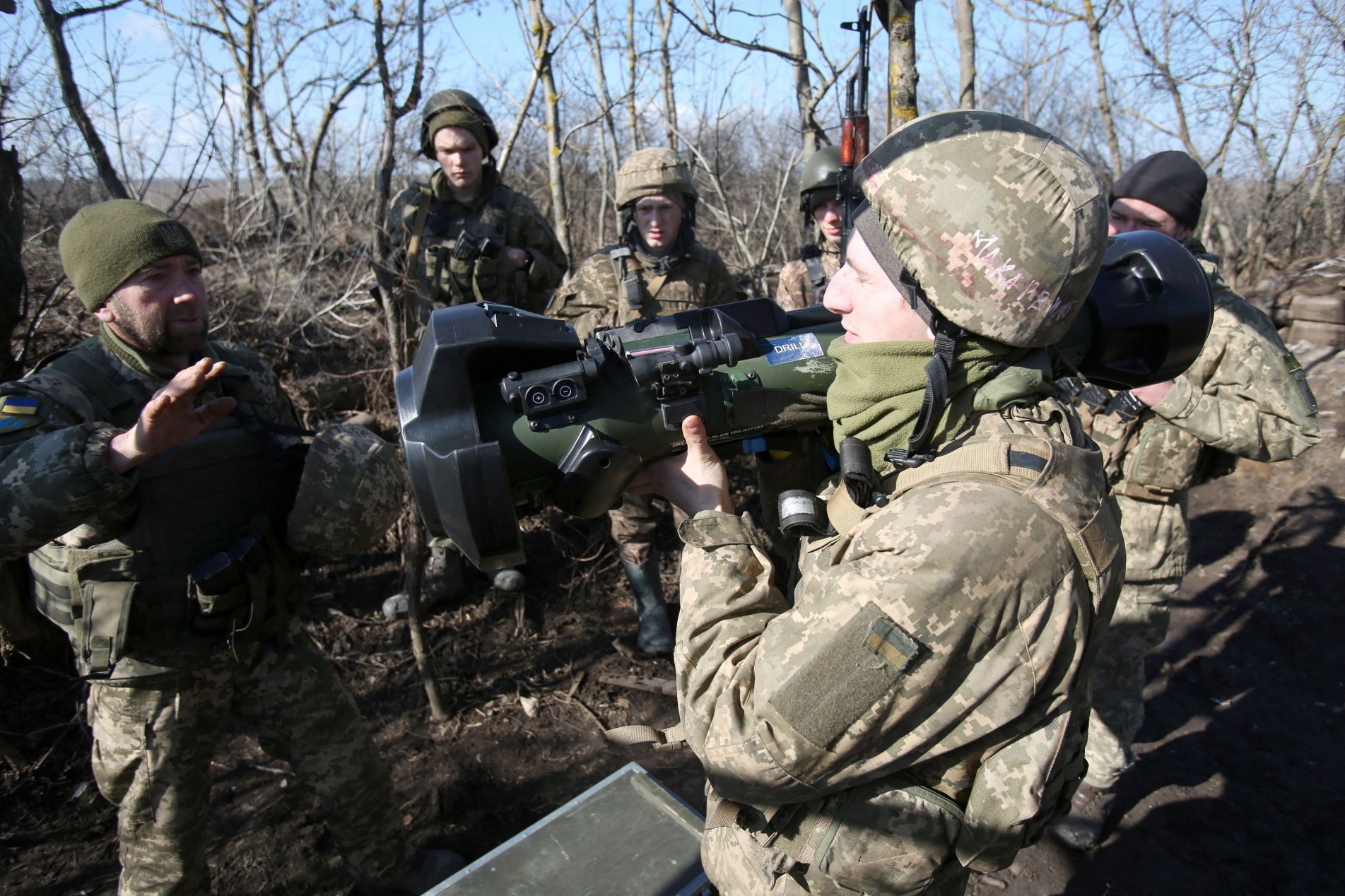Soldados ucranianos na região de Donetsk, que foi reconhecida pela Rússia como independente.