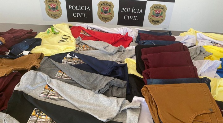 A polícia apreendeu, ao todo, 300 peças de roupas falsificadas nas duas lojas