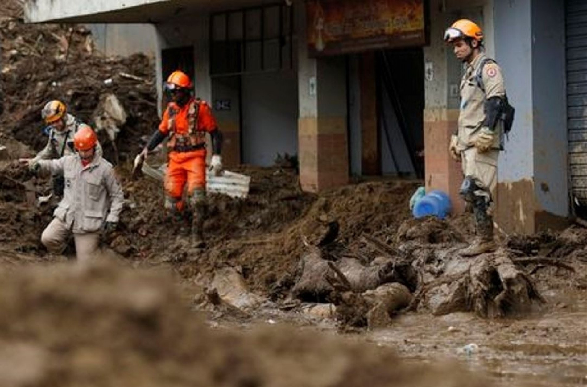 Bombeiros trabalham sobre a lama acumulada na Rua Teresa.