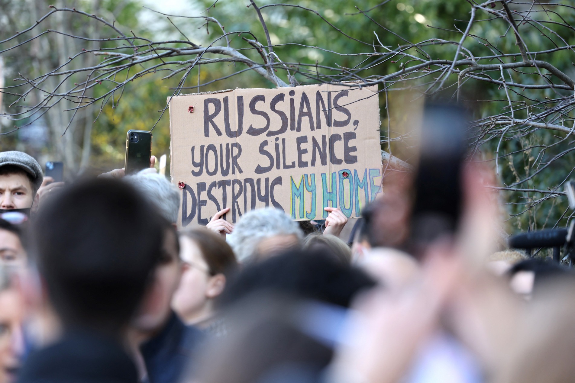 Cidadãos ucranianos se demonstram contrários à invasão da Rússia 
      