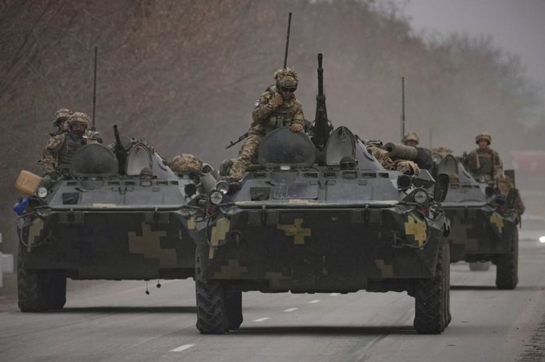 Soldados russos a caminho de Kiev, capital da Ucrânia 